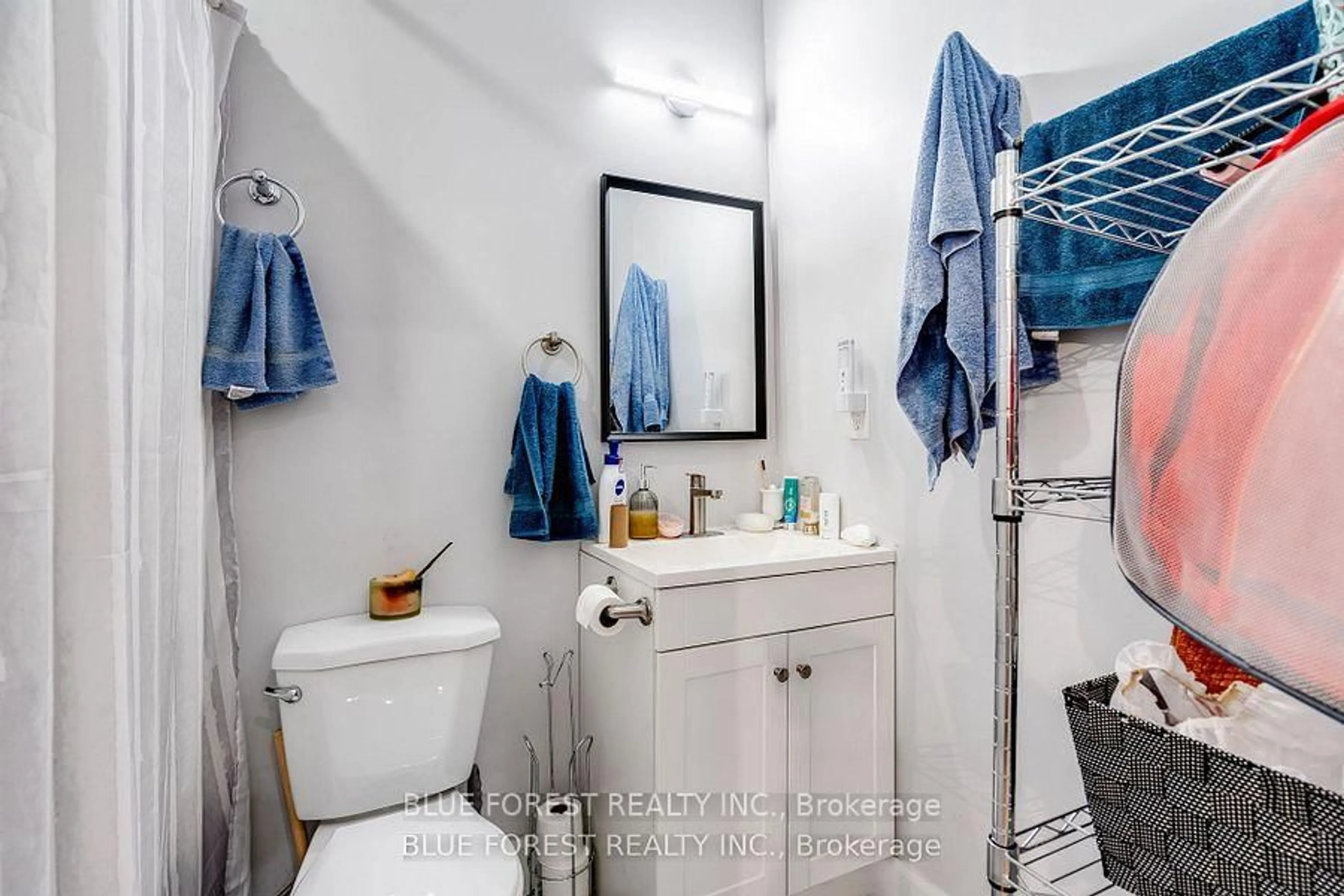 Standard bathroom, ceramic/tile floor for 46-48 Wellington St, Chatham-Kent Ontario N7M 3N9