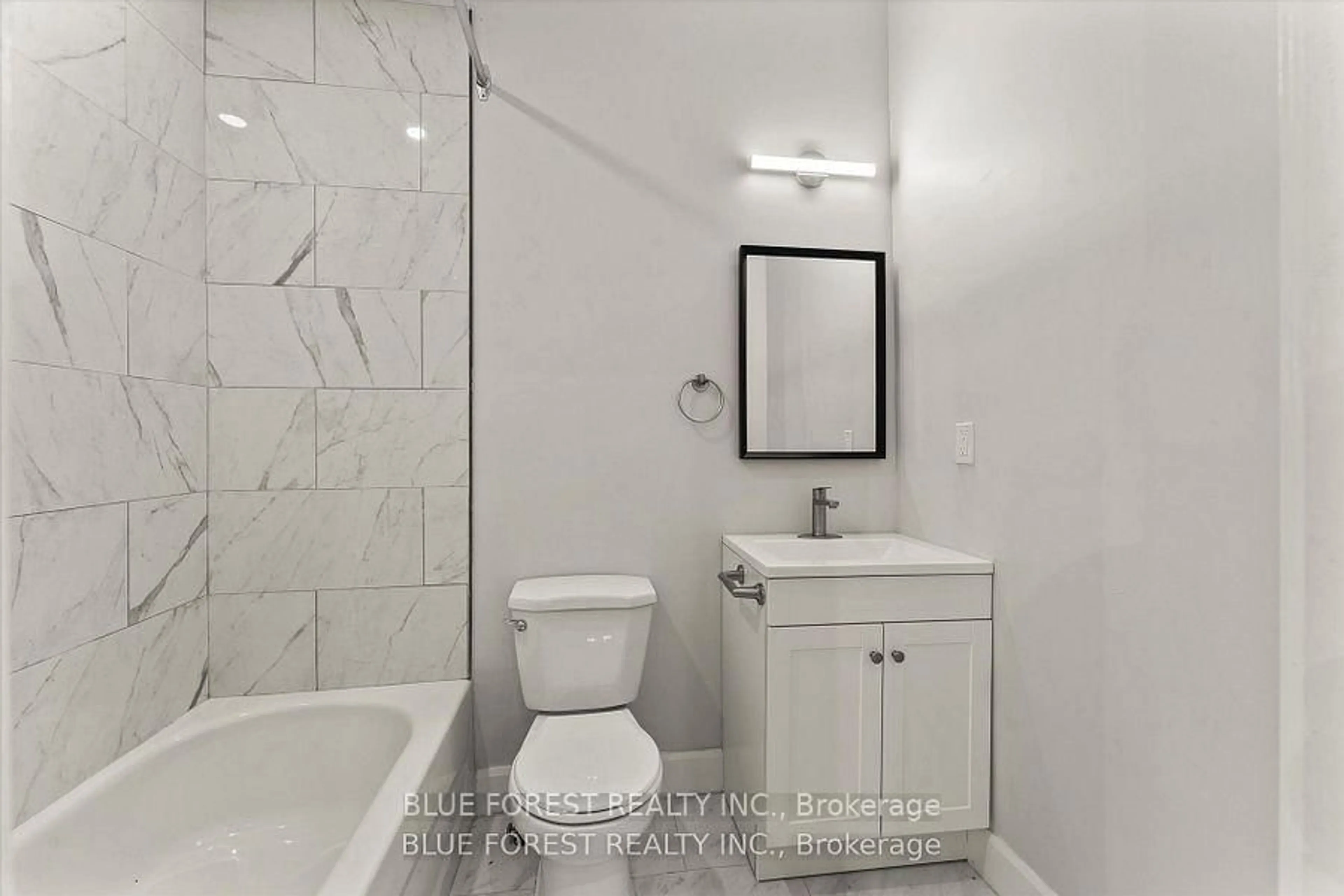 Standard bathroom, ceramic/tile floor for 50-52 Wellington St, Chatham-Kent Ontario N7M 3N9