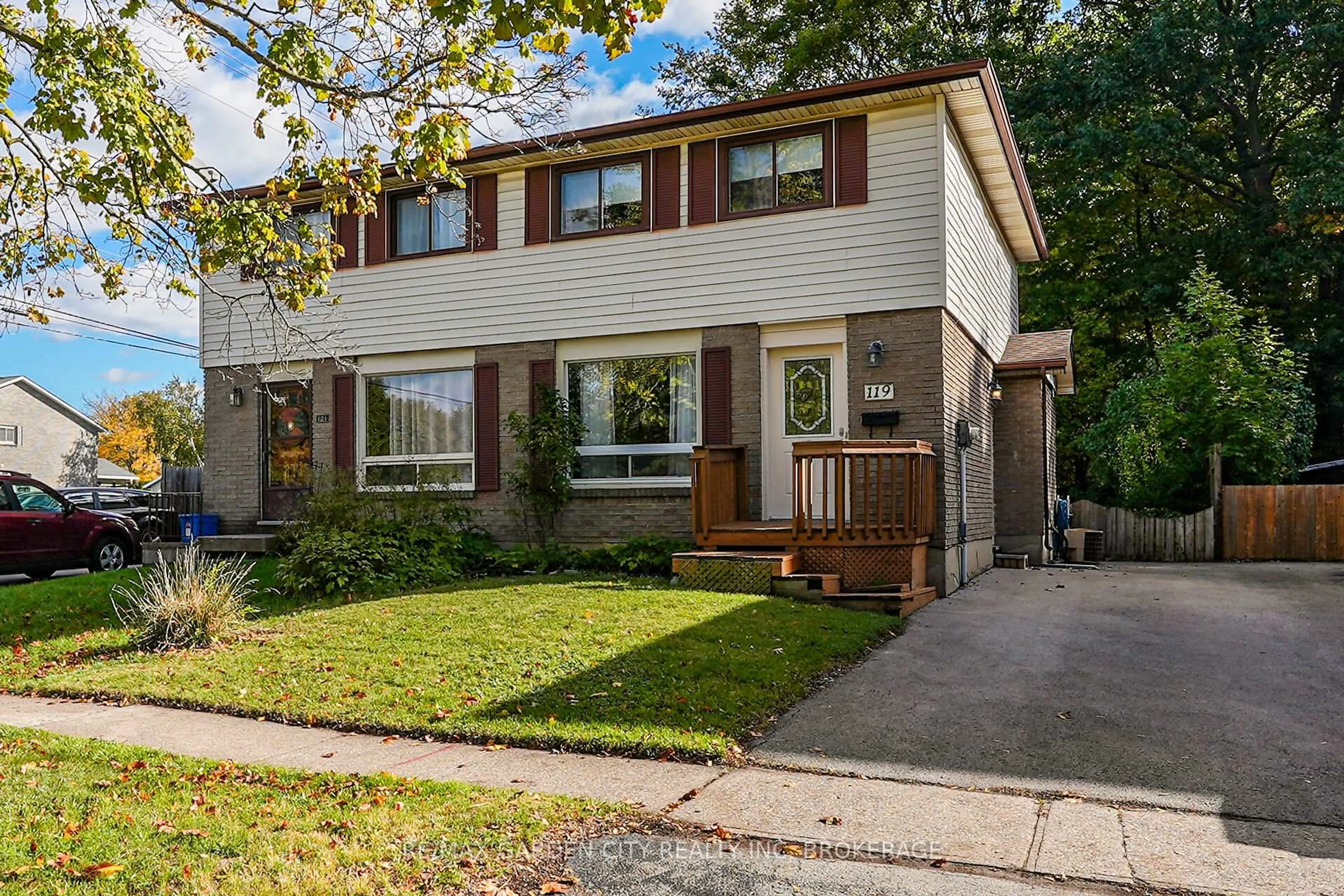 Home with vinyl exterior material, street for 119 Silvan Dr, Welland Ontario L3C 6C1