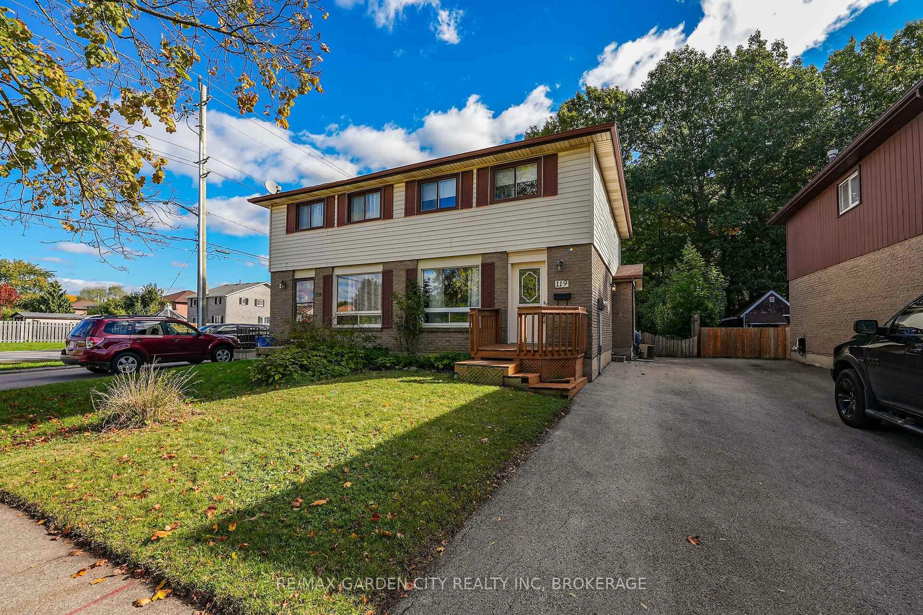 A pic from outside/outdoor area/front of a property/back of a property/a pic from drone, street for 119 Silvan Dr, Welland Ontario L3C 6C1