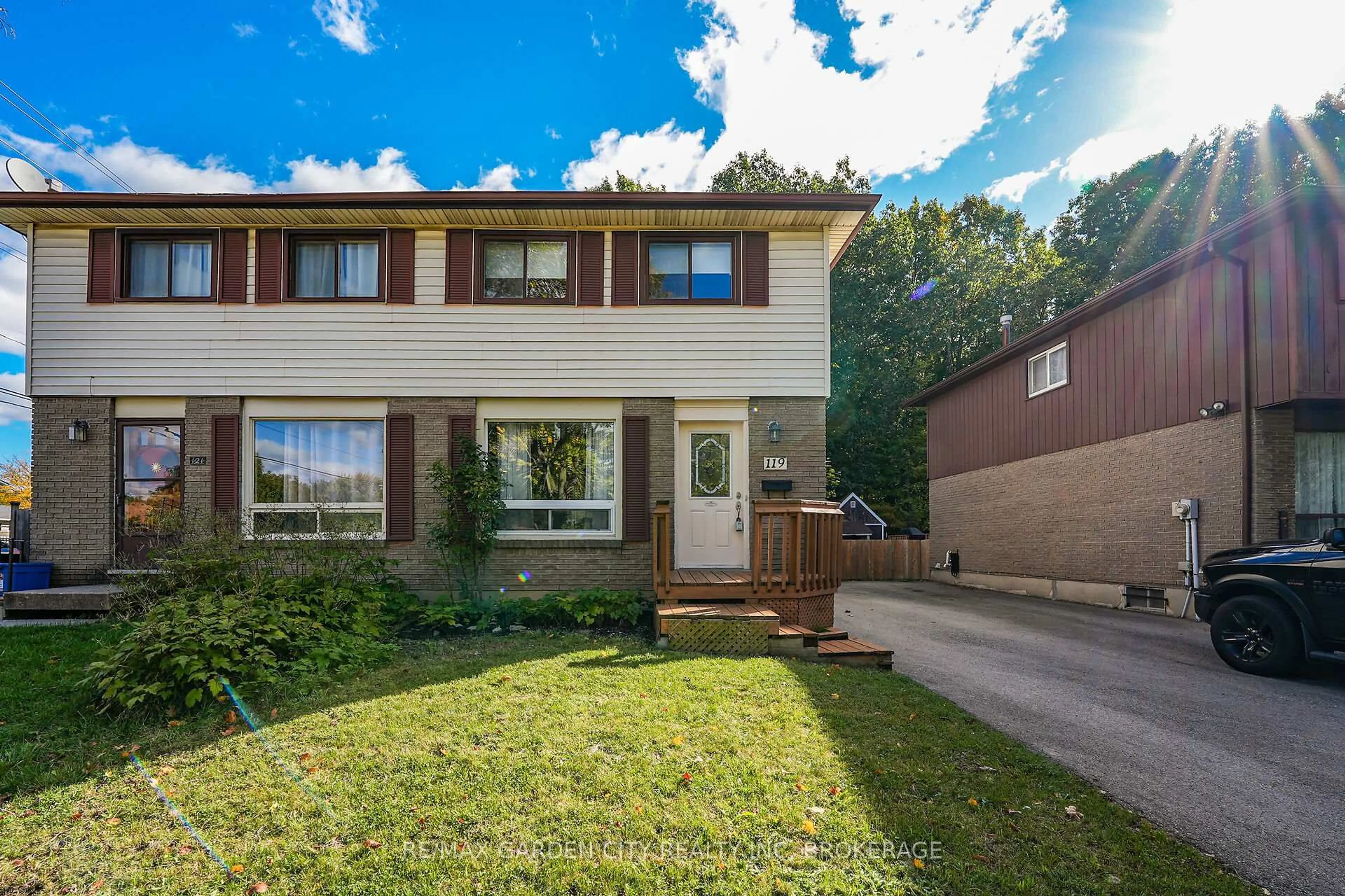 Home with vinyl exterior material, street for 119 Silvan Dr, Welland Ontario L3C 6C1