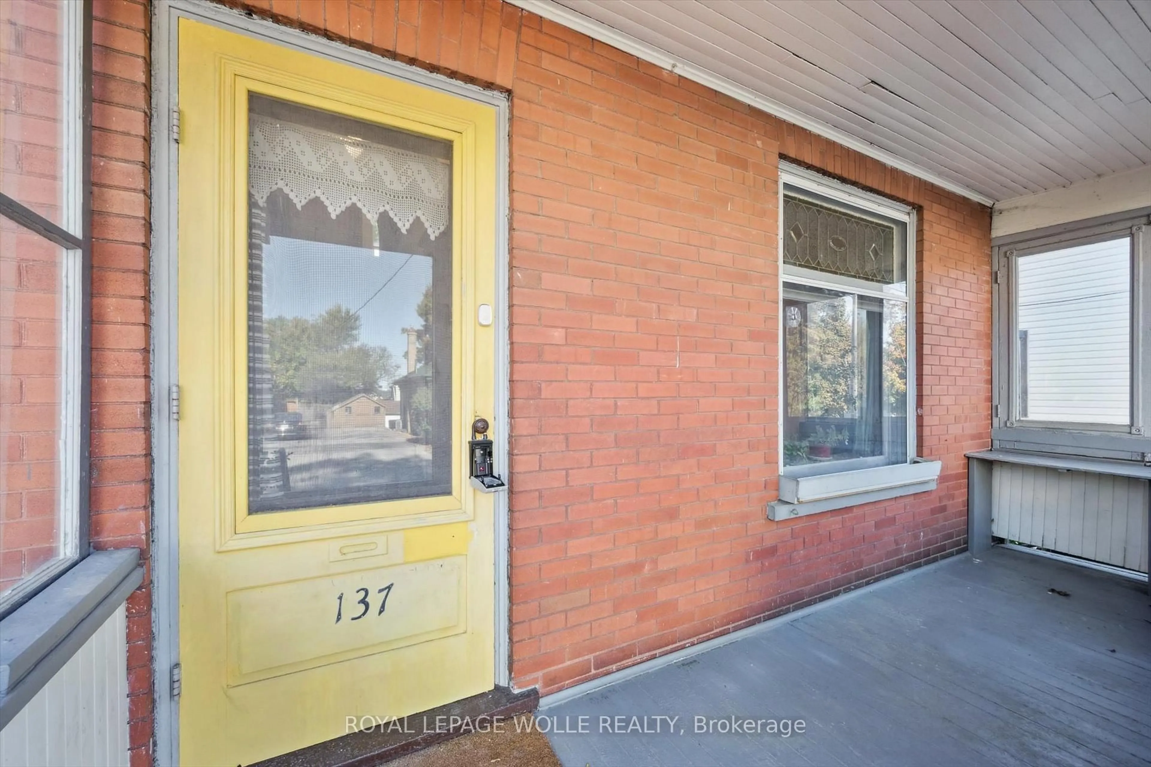 Indoor entryway for 137 Church St, Kitchener Ontario N2G 2S5
