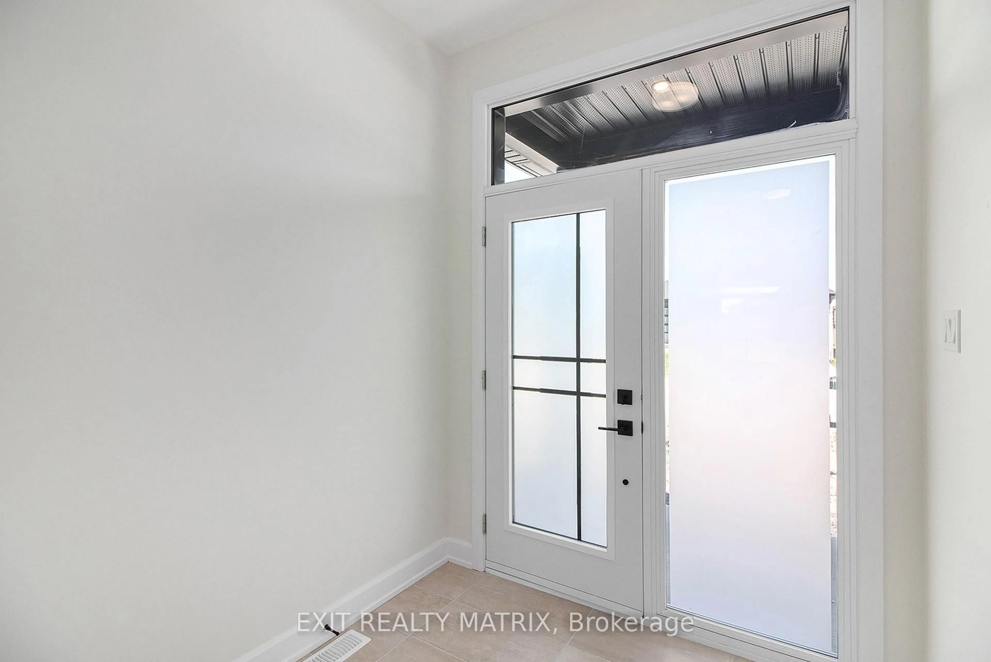Indoor entryway for 1311 Fribourg St, Russell Ontario K0A 1W0
