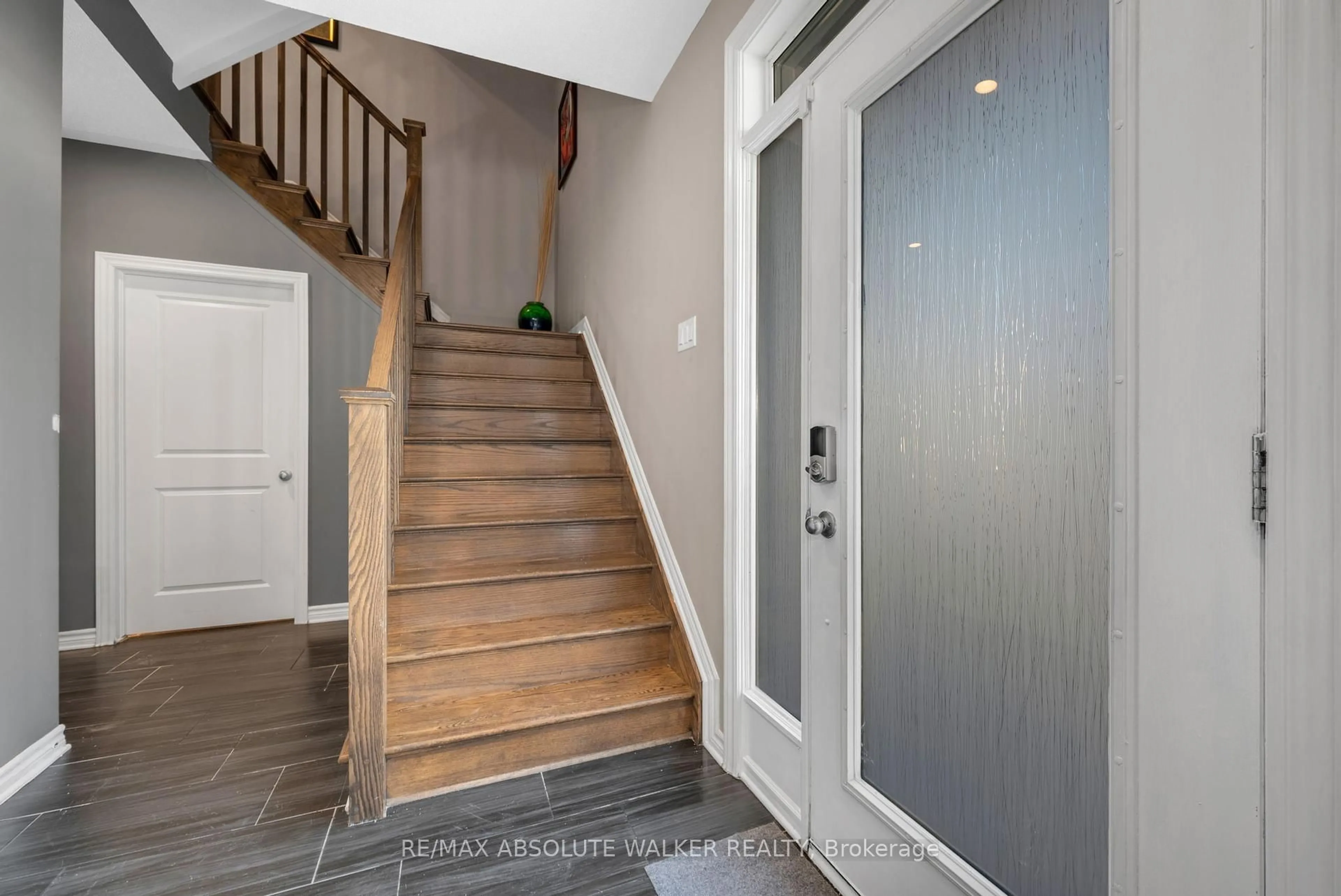 Indoor entryway for 129 Chaperal Private, Ottawa Ontario K4A 0T6