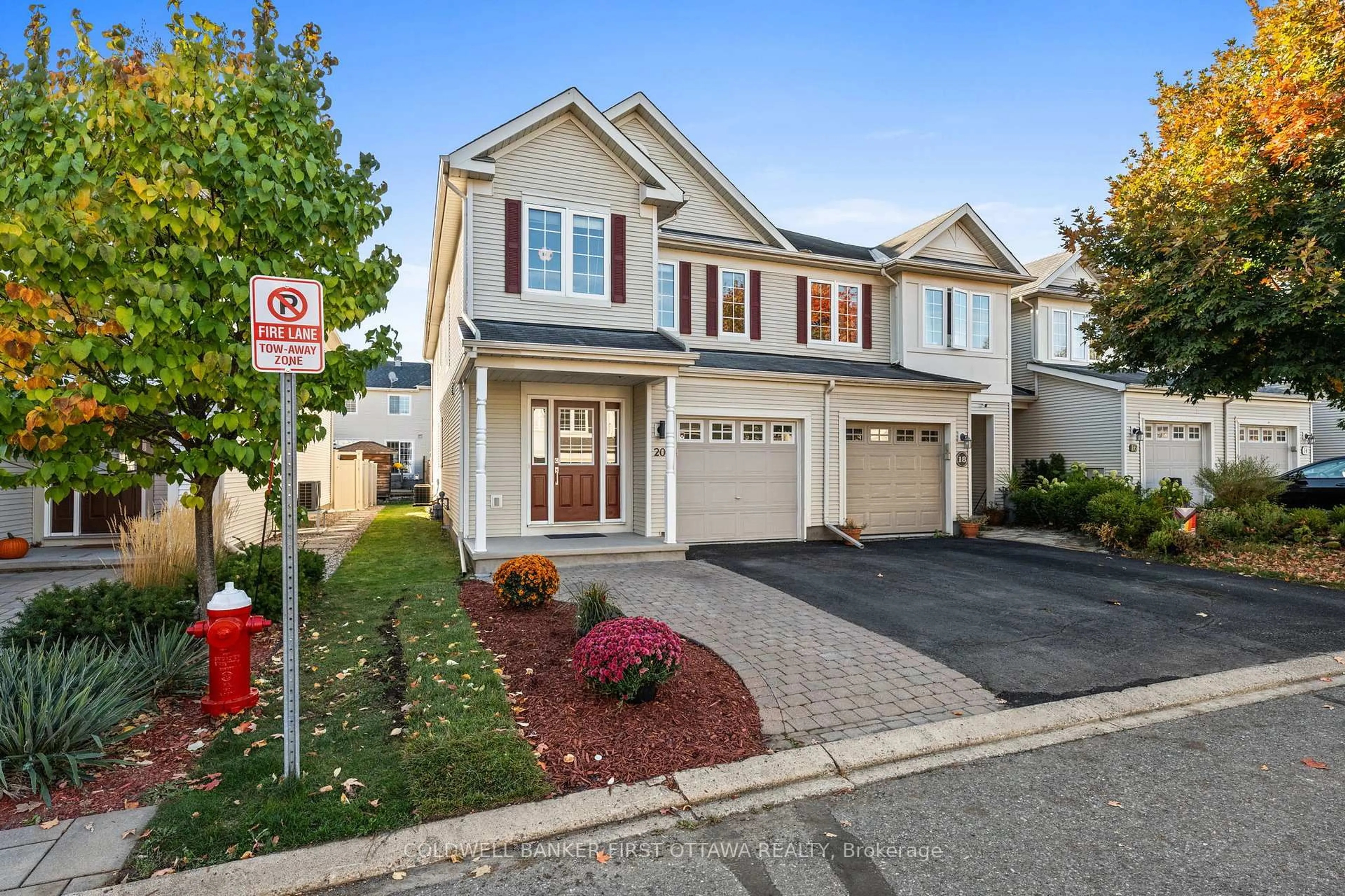 Home with vinyl exterior material, street for 20 Fieldberry Private, Ottawa Ontario K2J 5E8