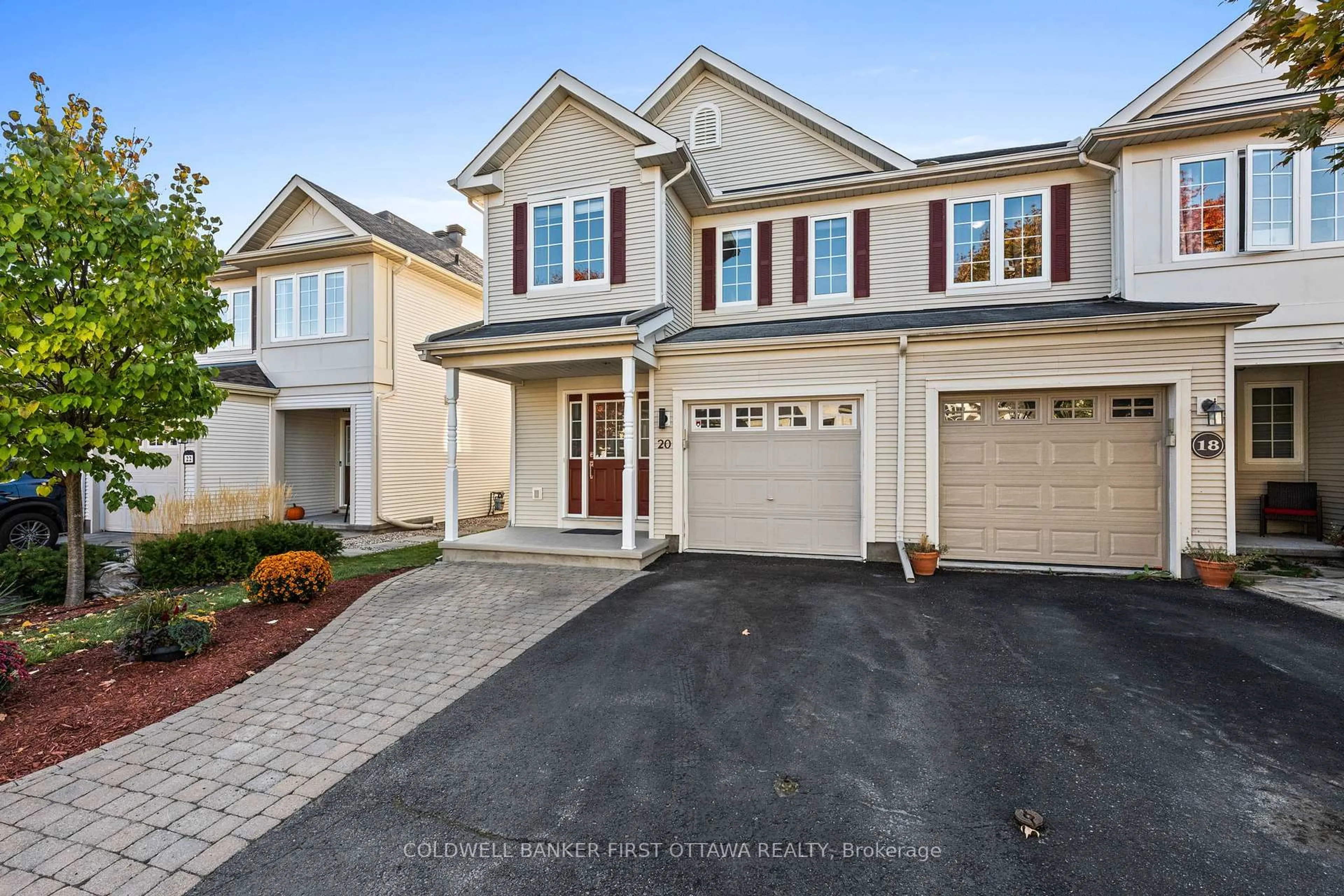 Home with vinyl exterior material, street for 20 Fieldberry Private, Ottawa Ontario K2J 5E8