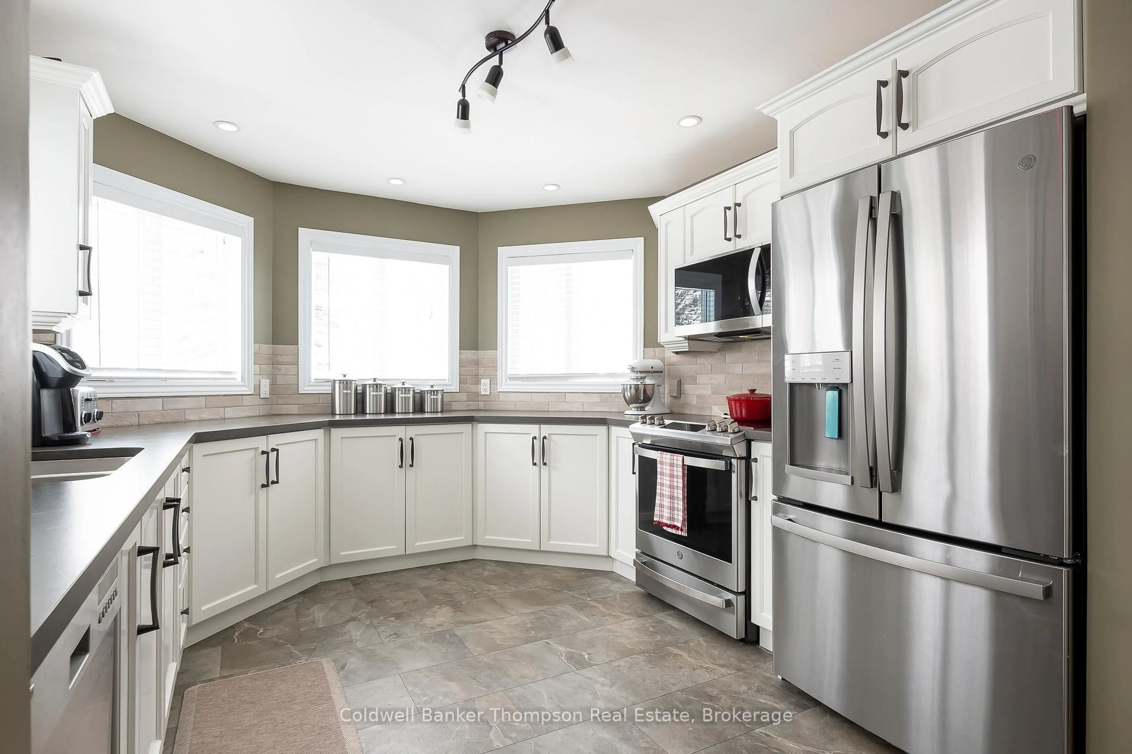 Open concept kitchen, ceramic/tile floor for 30 Deerfoot Tr, Huntsville Ontario P1H 0A6