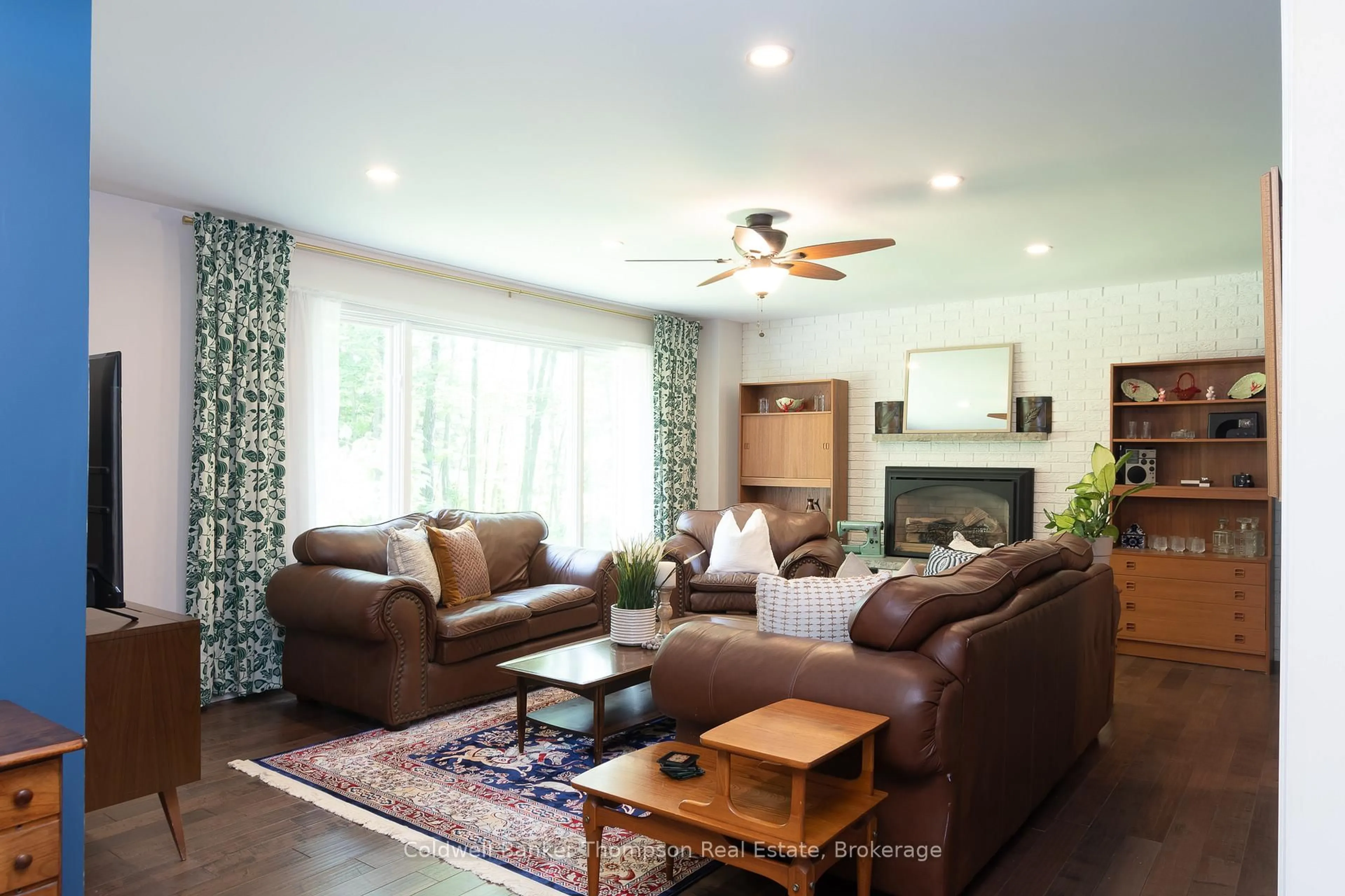Living room with furniture, wood/laminate floor for 40 White Birch Lane, Huntsville Ontario P1H 0G7