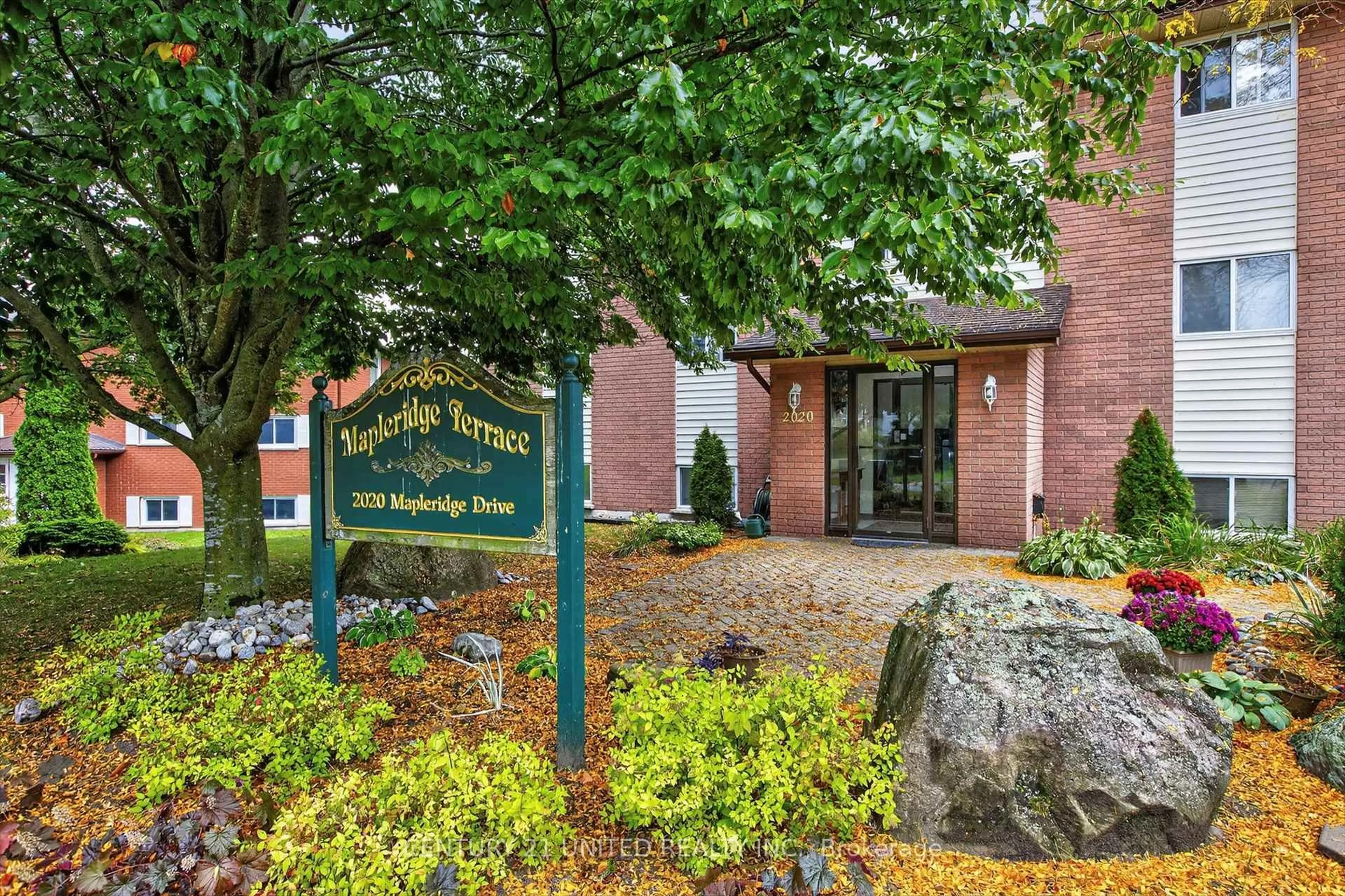 Indoor foyer for 2020 Mapleridge Dr #303, Peterborough Ontario K9K 1W2