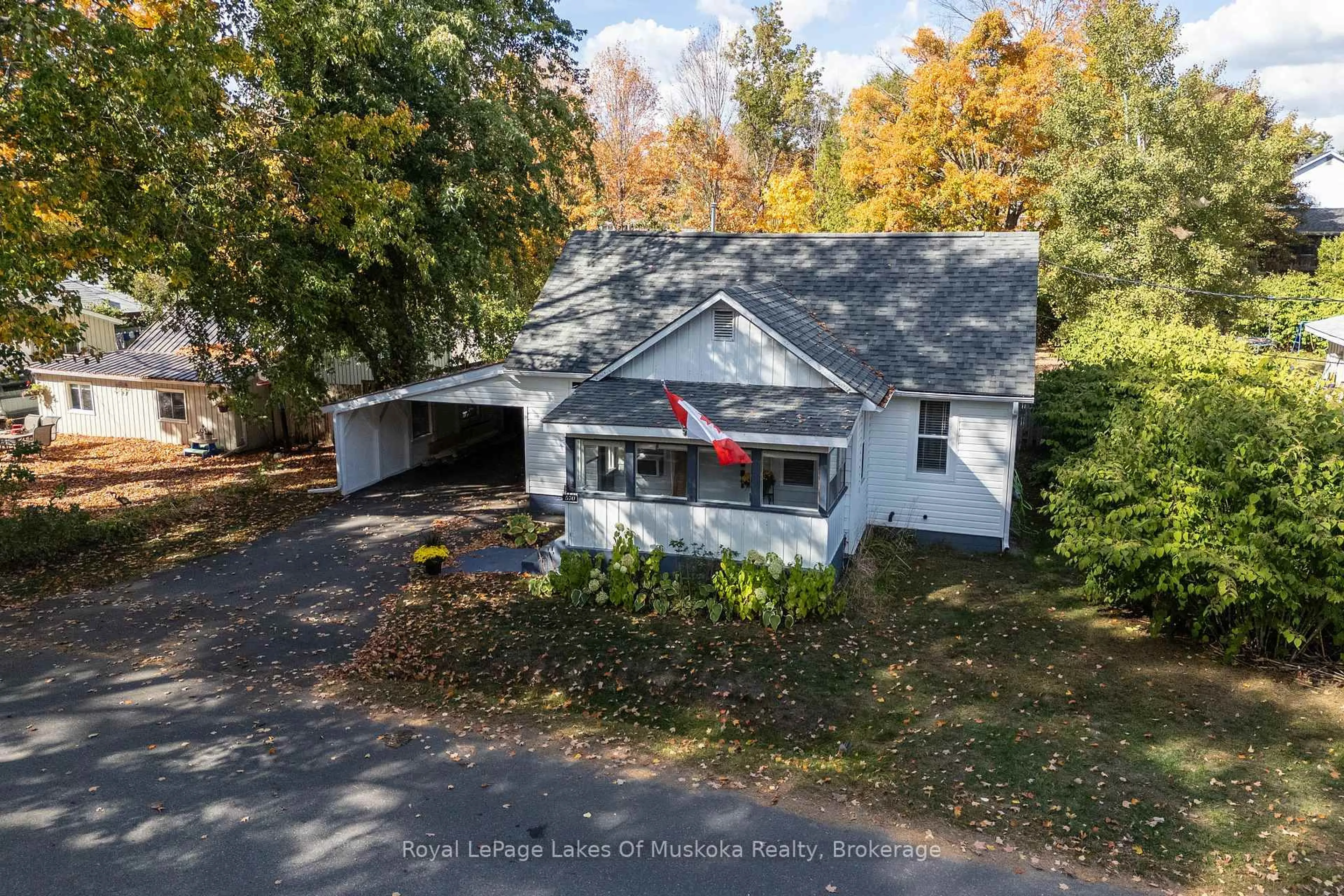 A pic from outside/outdoor area/front of a property/back of a property/a pic from drone, street for 570 Pinedale Rd, Gravenhurst Ontario P1P 1M1
