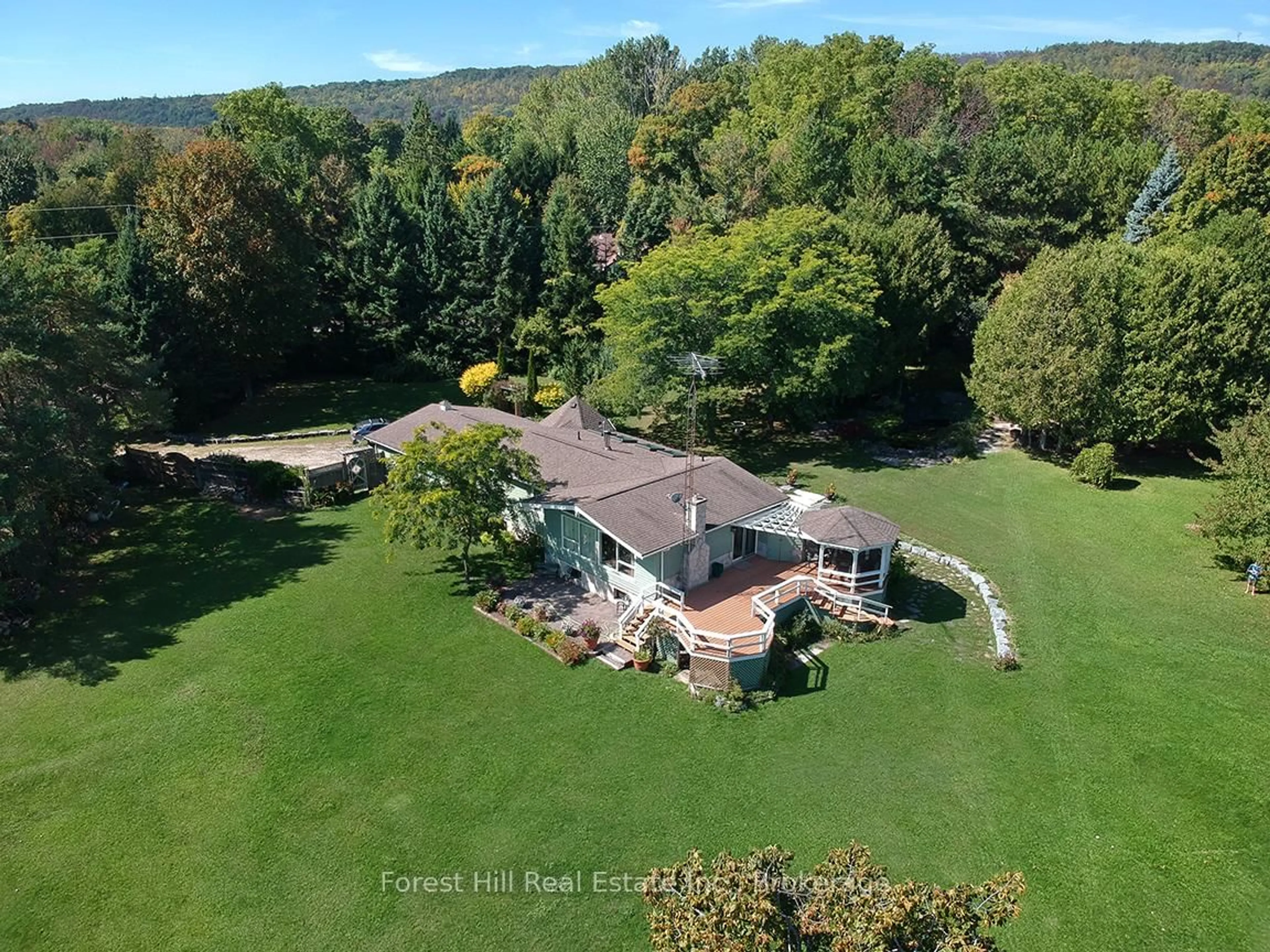 A pic from outside/outdoor area/front of a property/back of a property/a pic from drone, water/lake/river/ocean view for 104 Mckay Crt, Meaford Ontario N4L 1W5