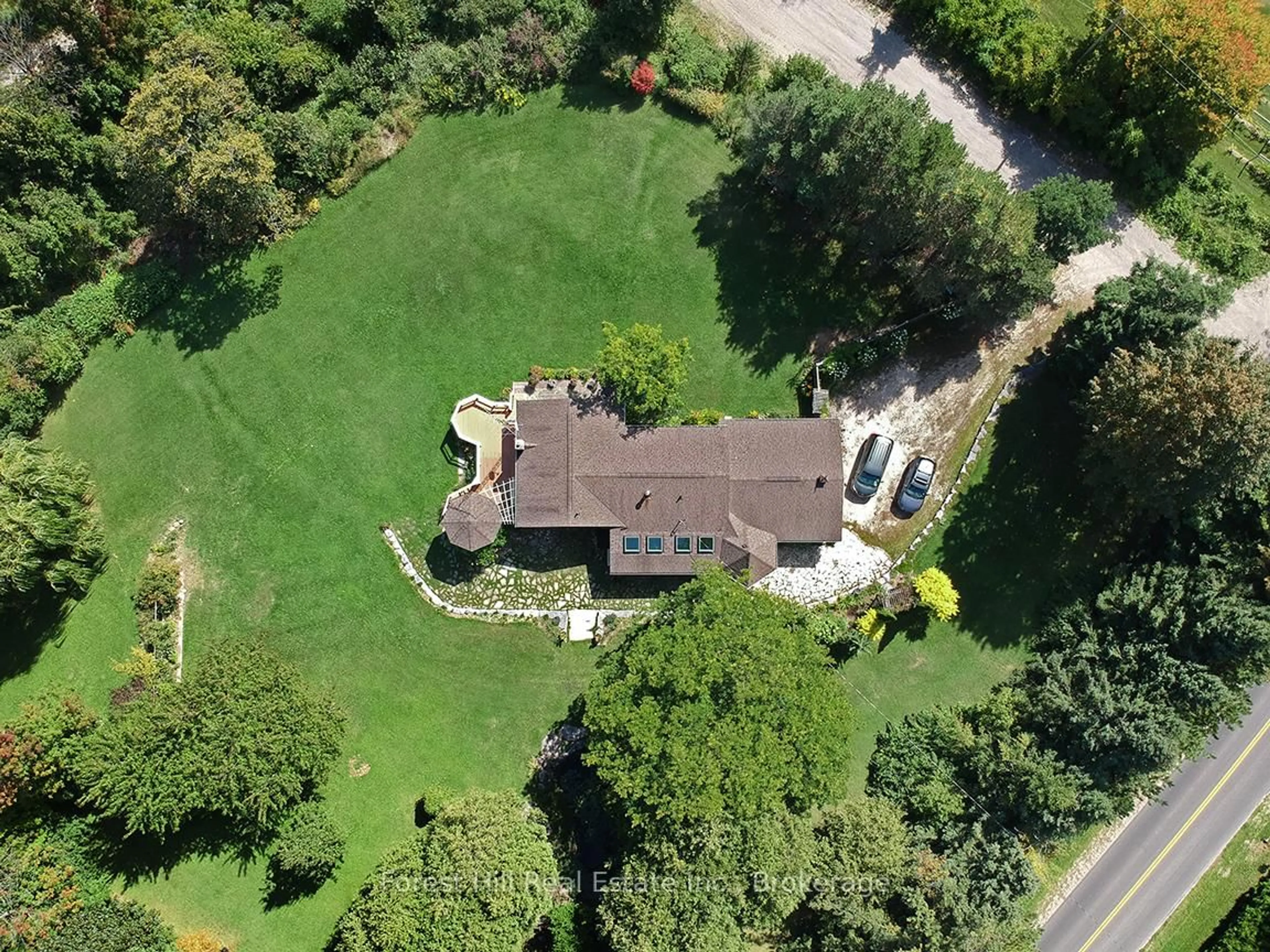 A pic from outside/outdoor area/front of a property/back of a property/a pic from drone, street for 104 Mckay Crt, Meaford Ontario N4L 1W5