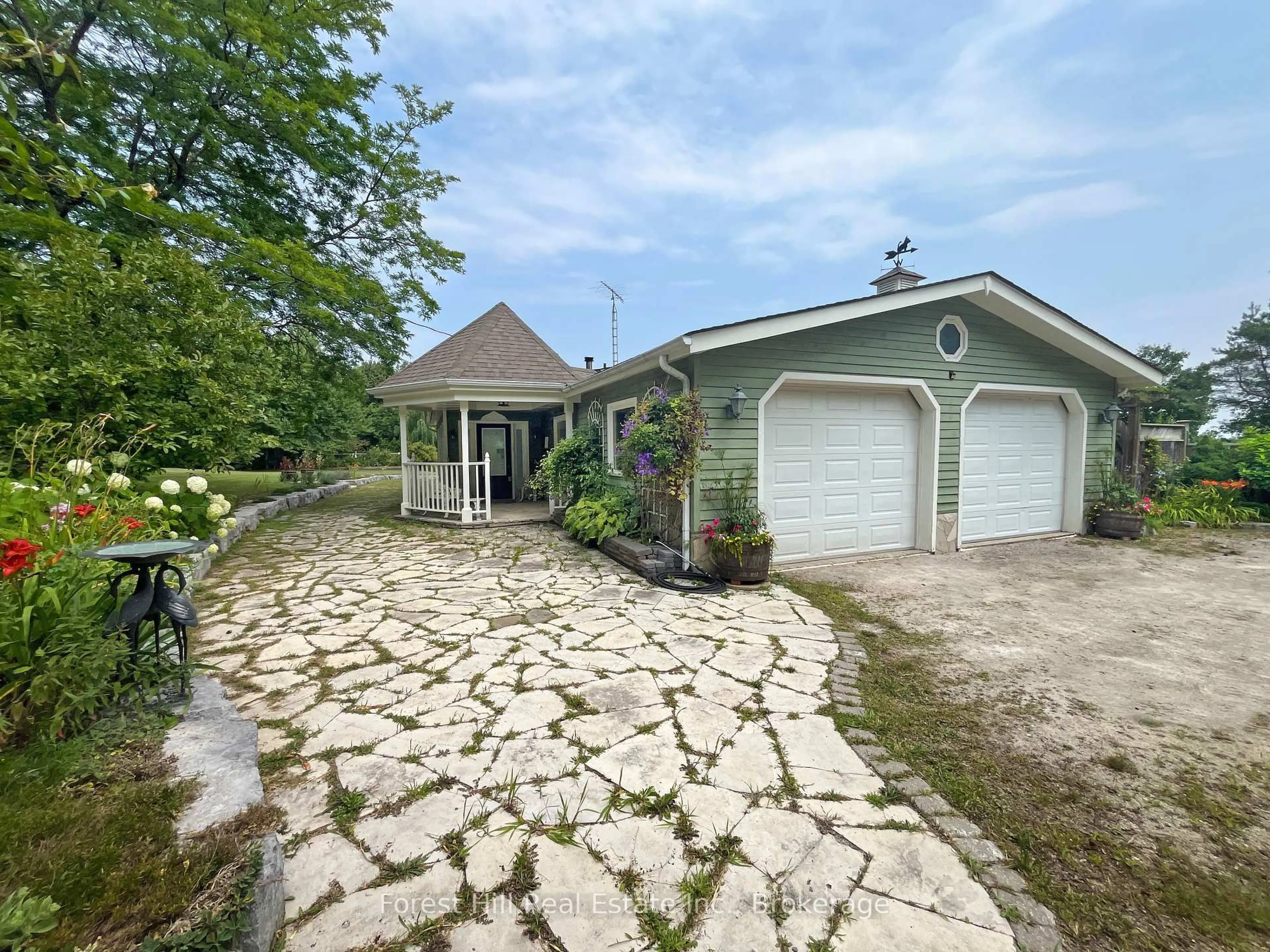 A pic from outside/outdoor area/front of a property/back of a property/a pic from drone, street for 104 Mckay Crt, Meaford Ontario N4L 1W5