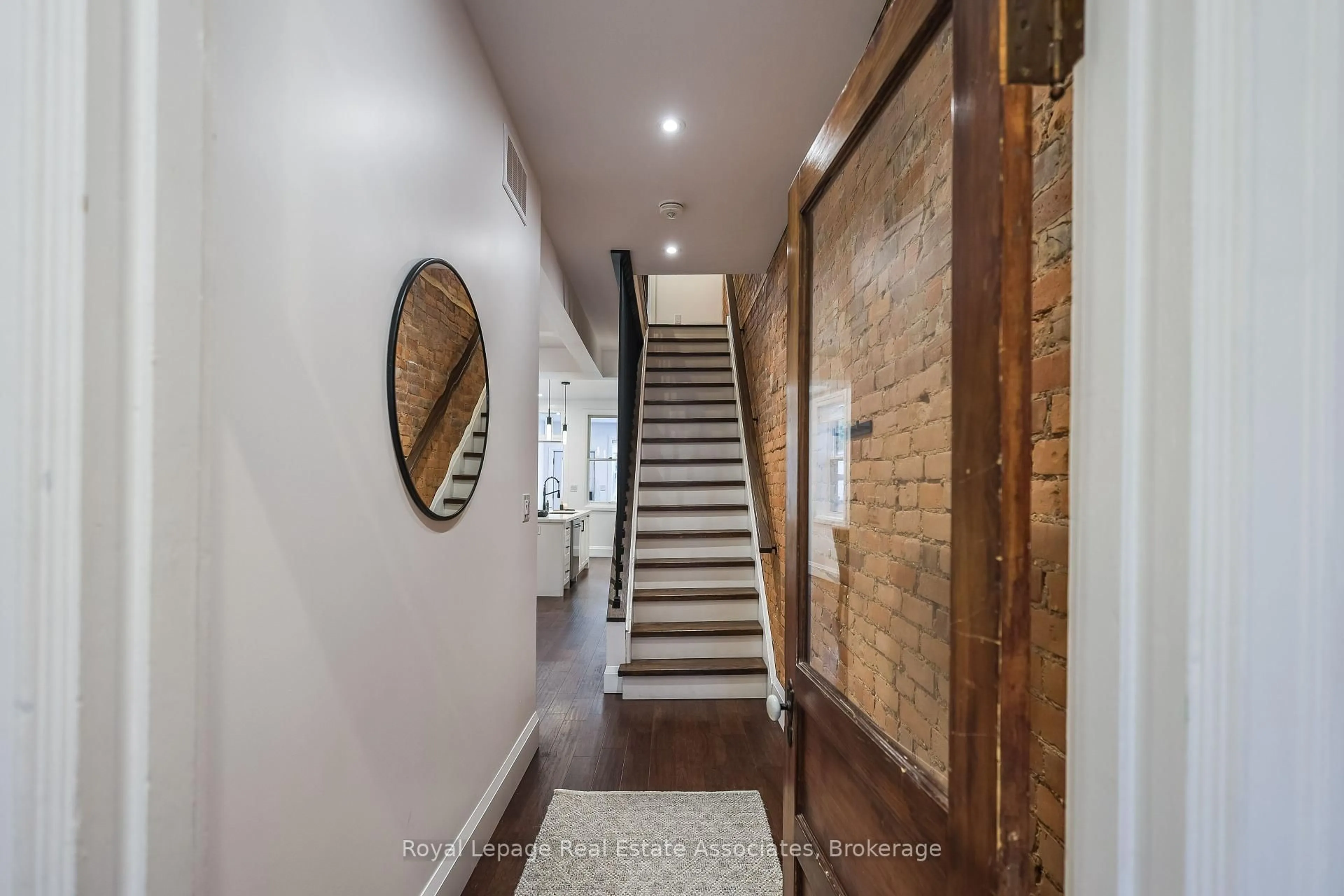 Indoor foyer for 211 John St, Hamilton Ontario L8L 4P4