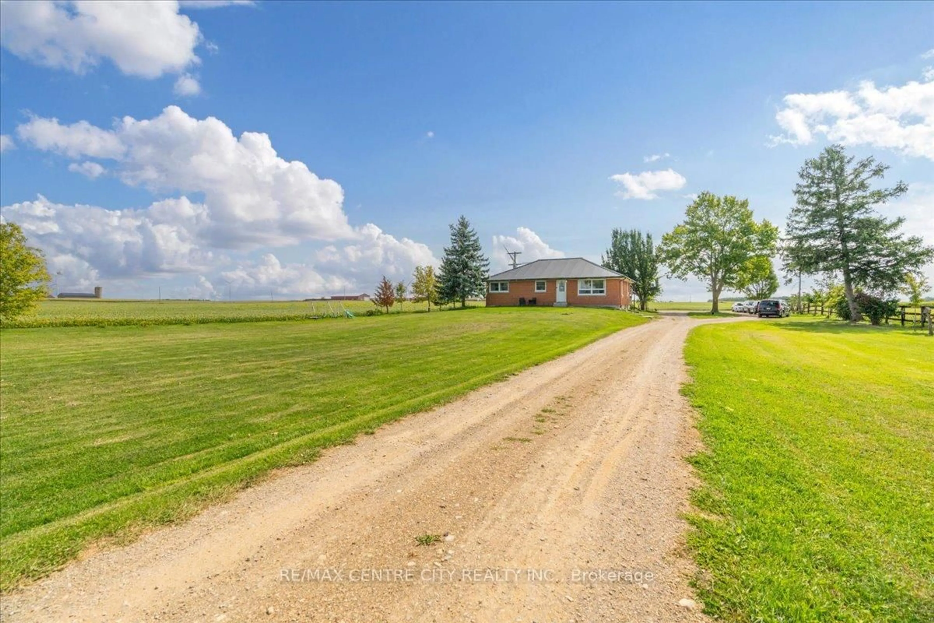 A pic from outside/outdoor area/front of a property/back of a property/a pic from drone, unknown for 2875 Cuddy Dr, Adelaide Metcalfe Ontario N7G 3H6