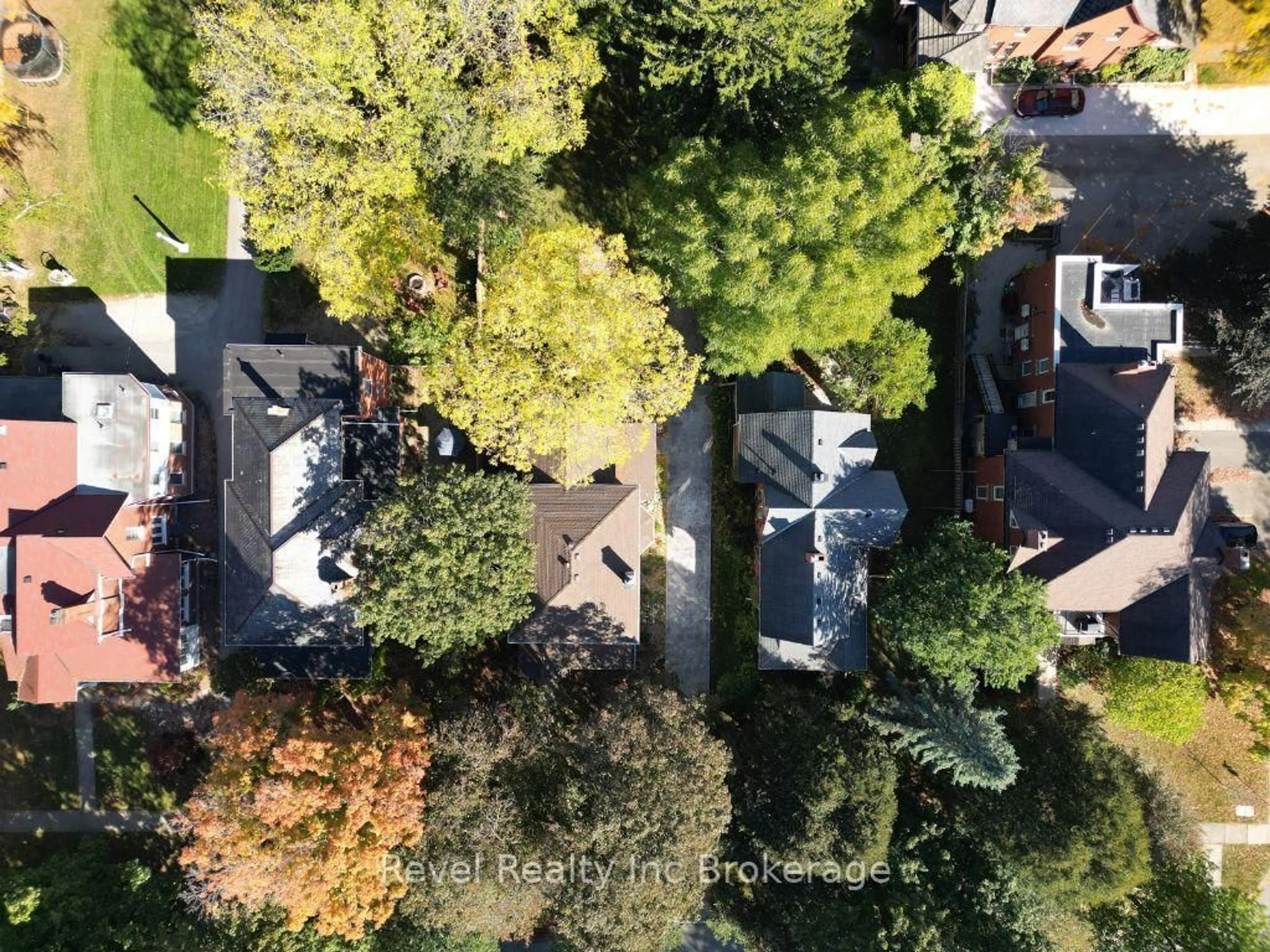 A pic from outside/outdoor area/front of a property/back of a property/a pic from drone, street for 116 Vansittart Ave, Woodstock Ontario N4S 6E6
