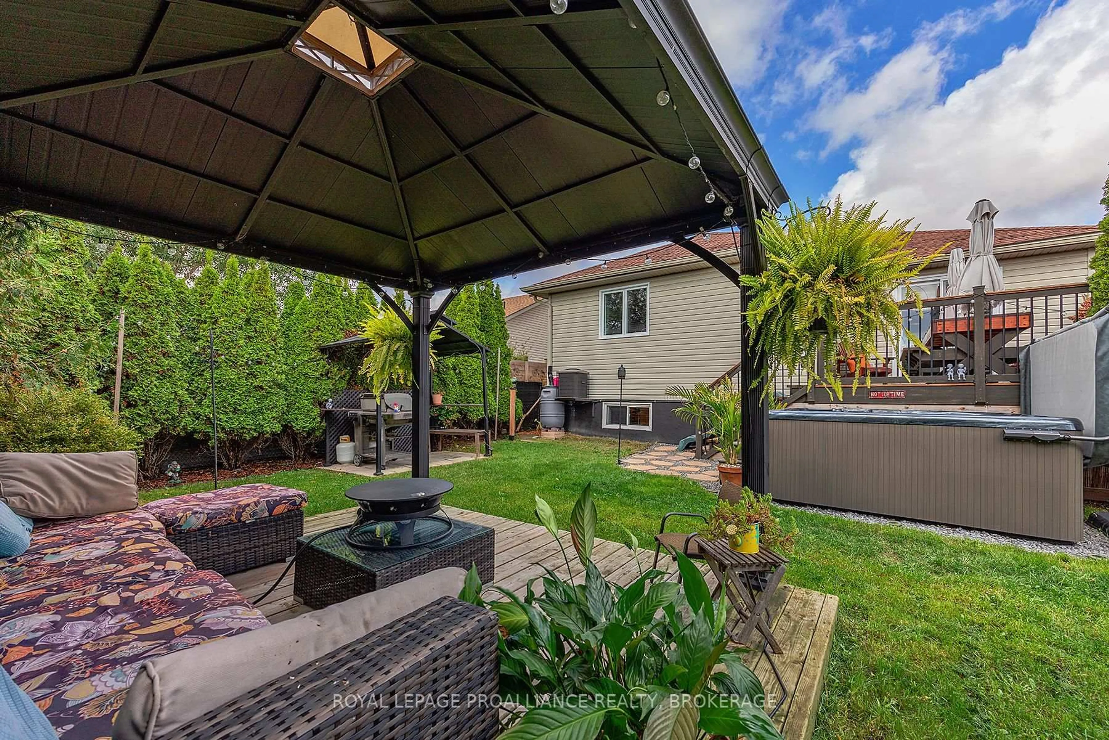 Patio, street for 198 Kildare Ave, Loyalist Ontario K7N 0A4
