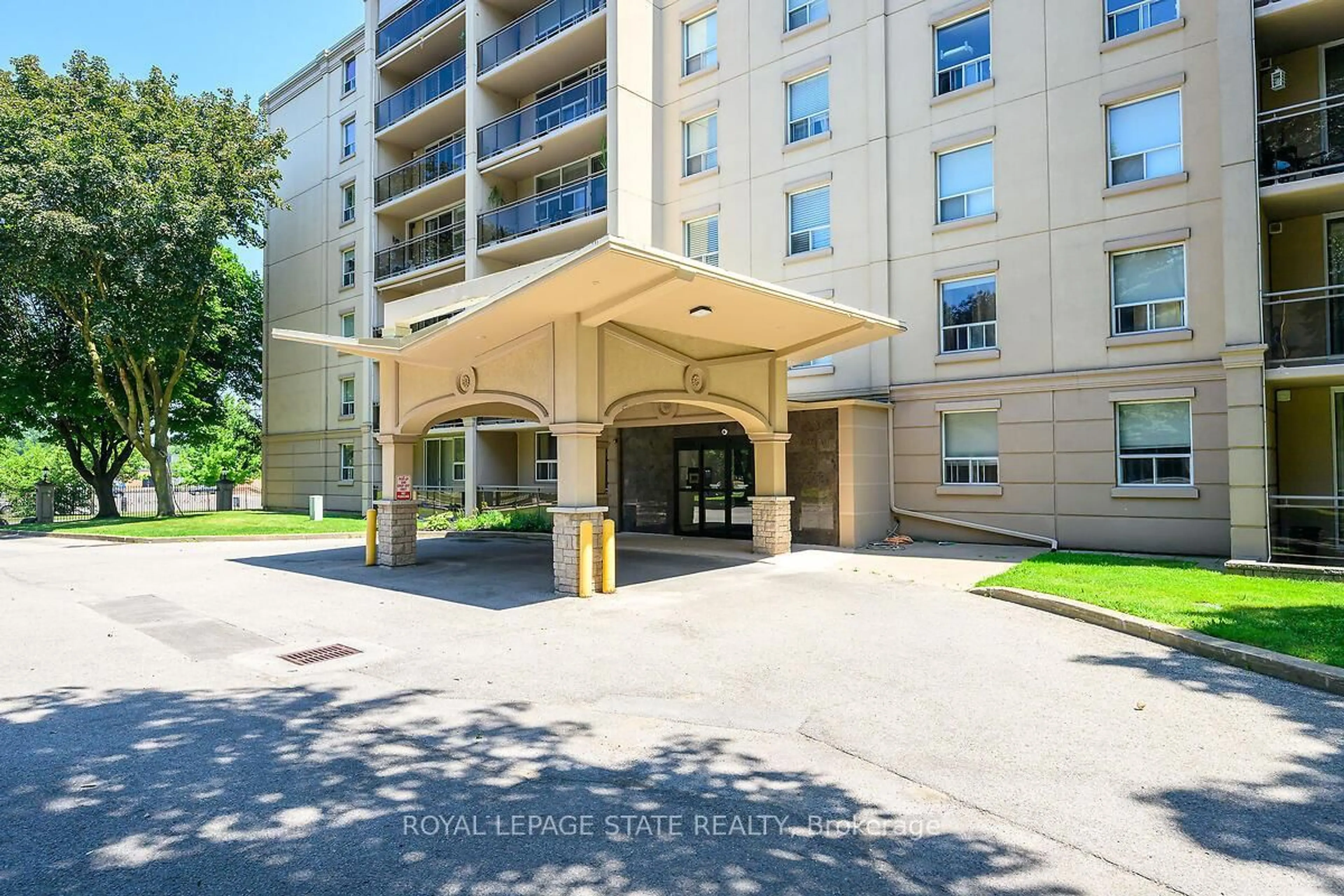 Indoor foyer for 6390 Huggins St #708, Niagara Falls Ontario L2J 1H1