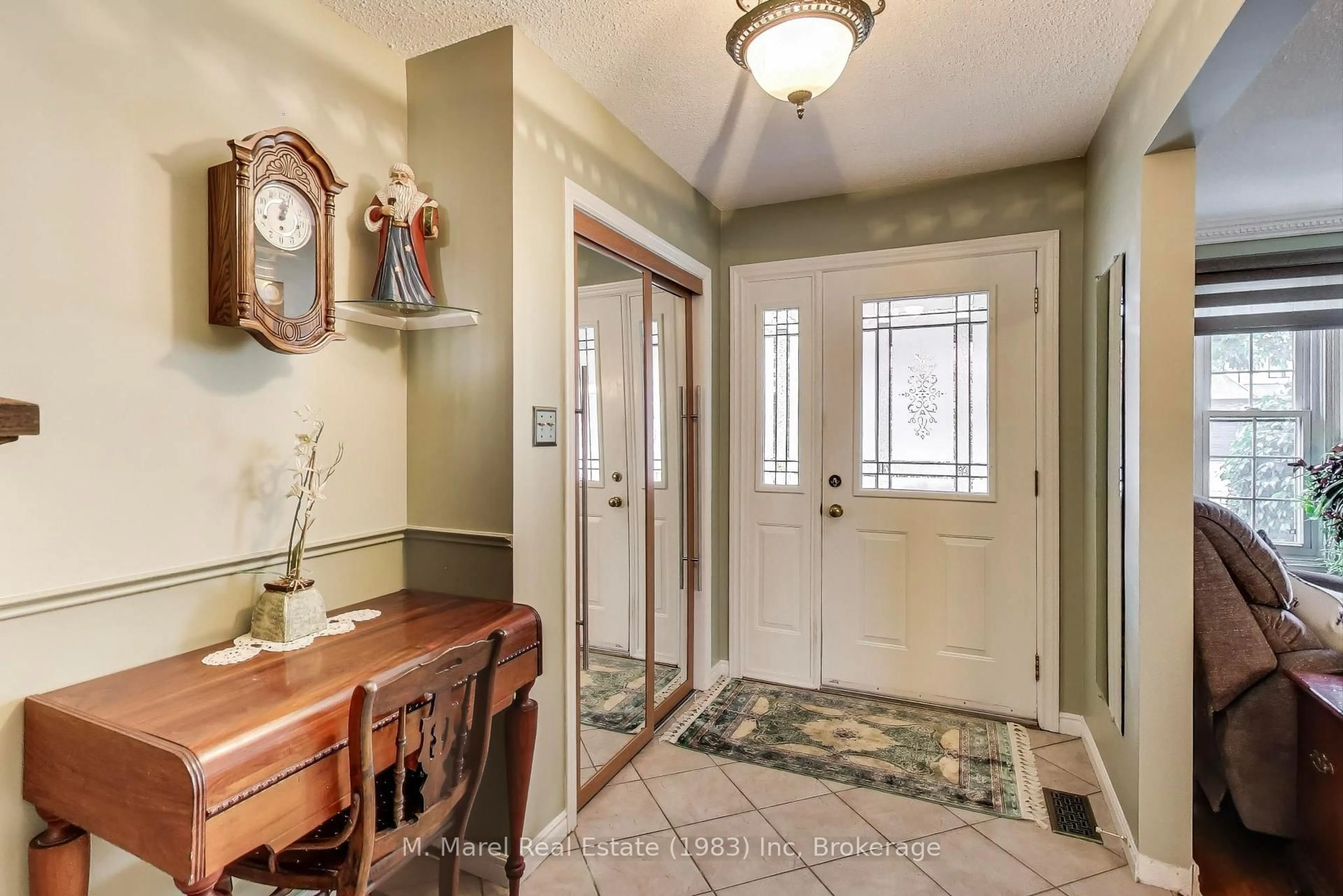 Indoor entryway for 12 Kingsview Dr, Hamilton Ontario L8J 2K5