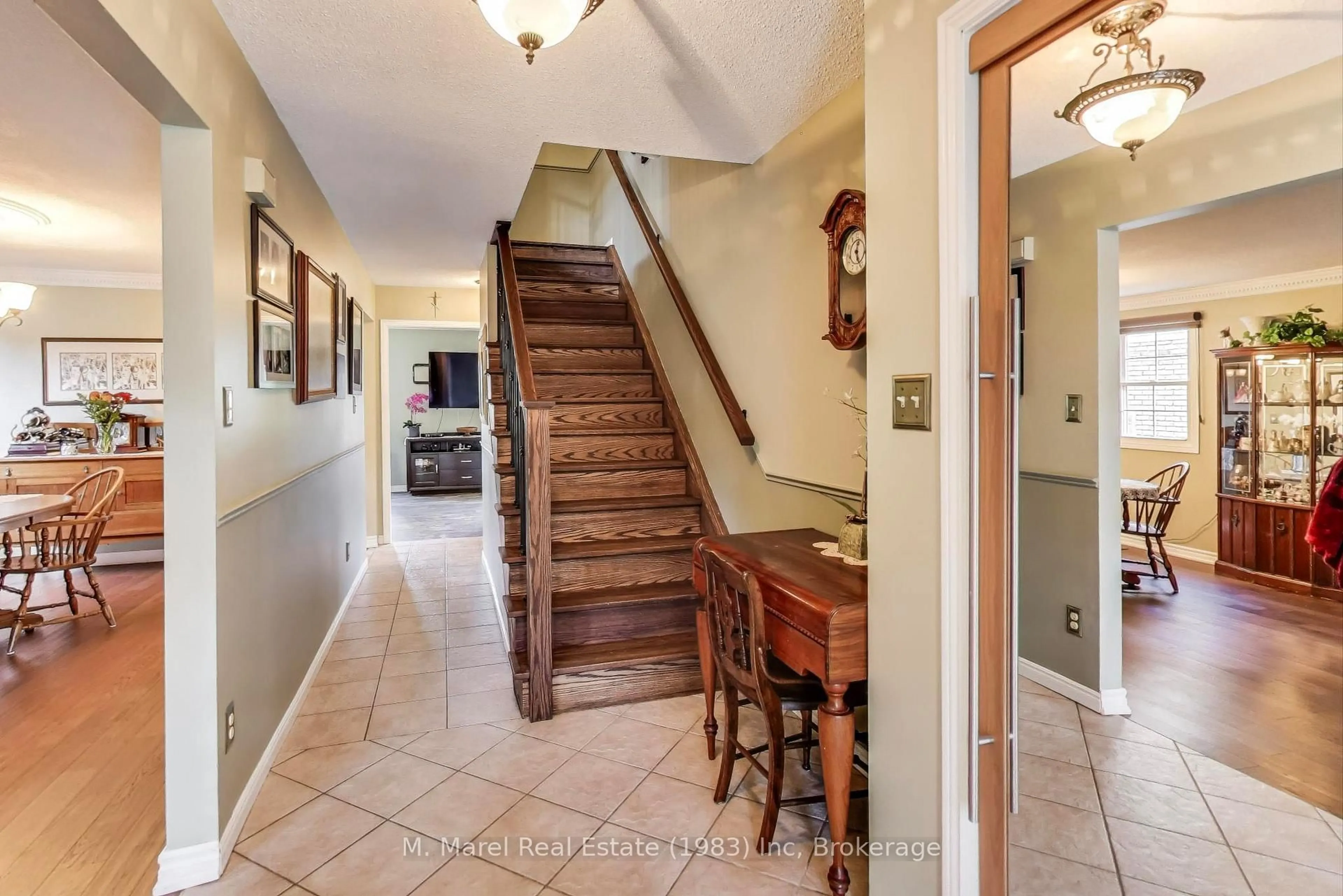 Indoor entryway for 12 Kingsview Dr, Hamilton Ontario L8J 2K5