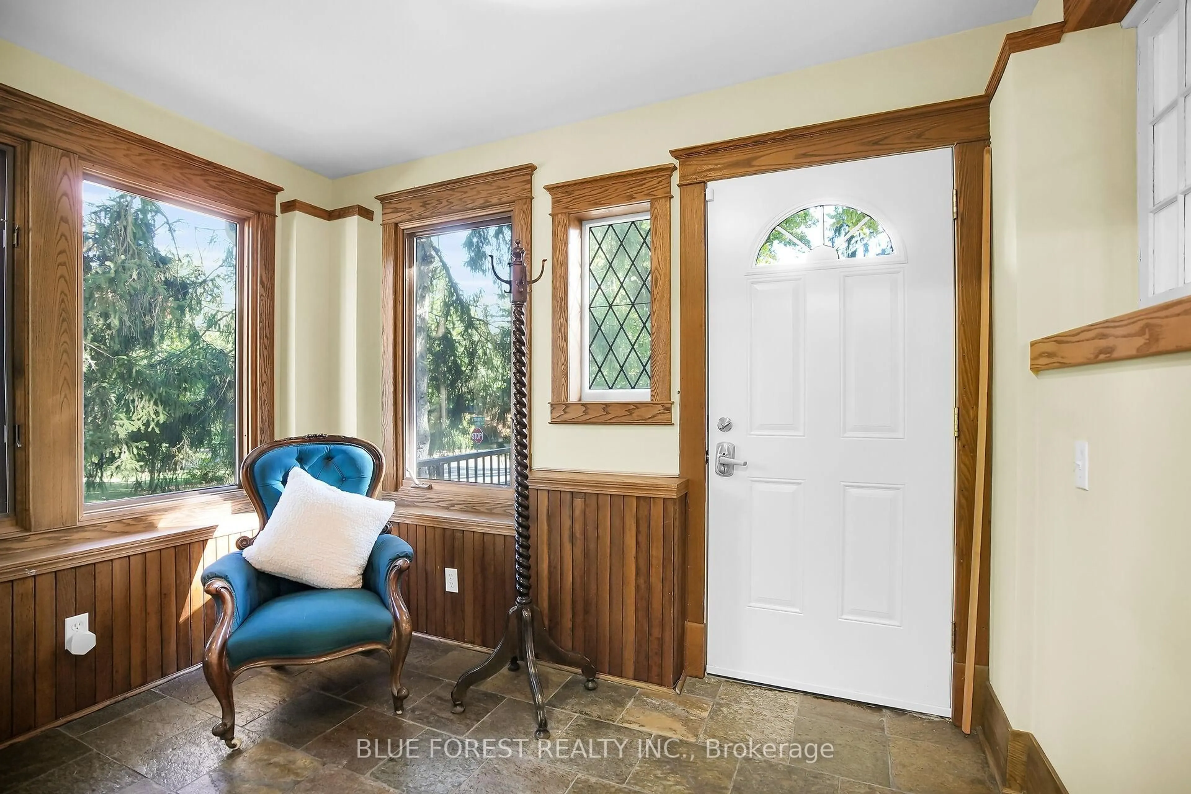 Indoor entryway for 281 Cathcart St, London South Ontario N6C 3N6