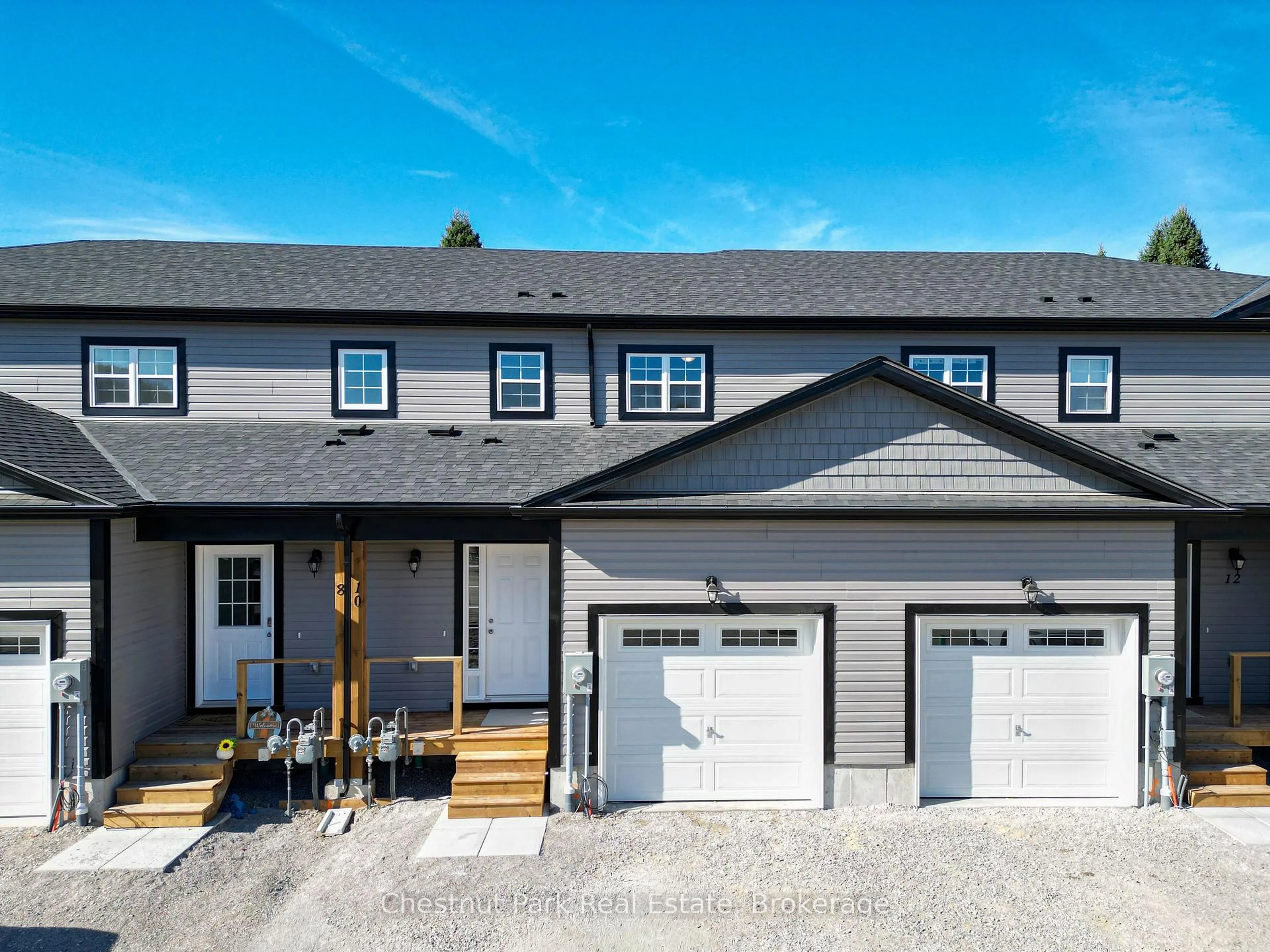 Home with vinyl exterior material, street for 10 McConnell Cres, Bracebridge Ontario P1L 0N7