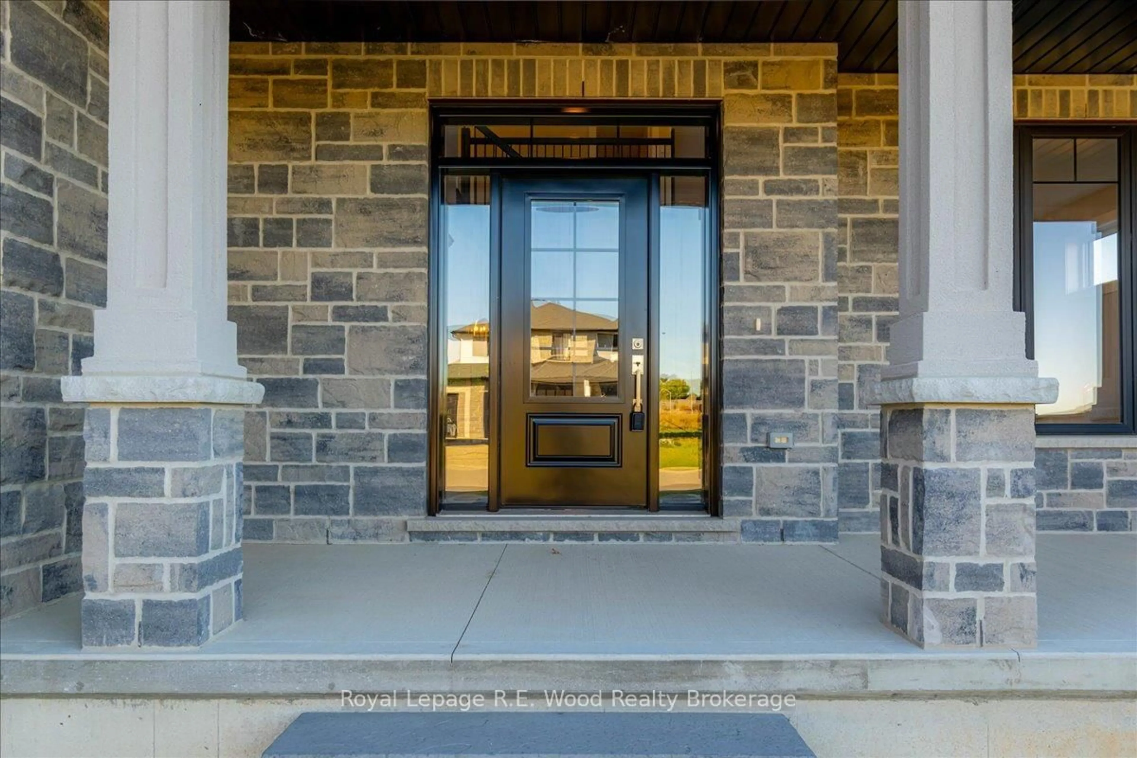 Indoor foyer for 61 Sunview Dr, Norwich Ontario N0J 1P0