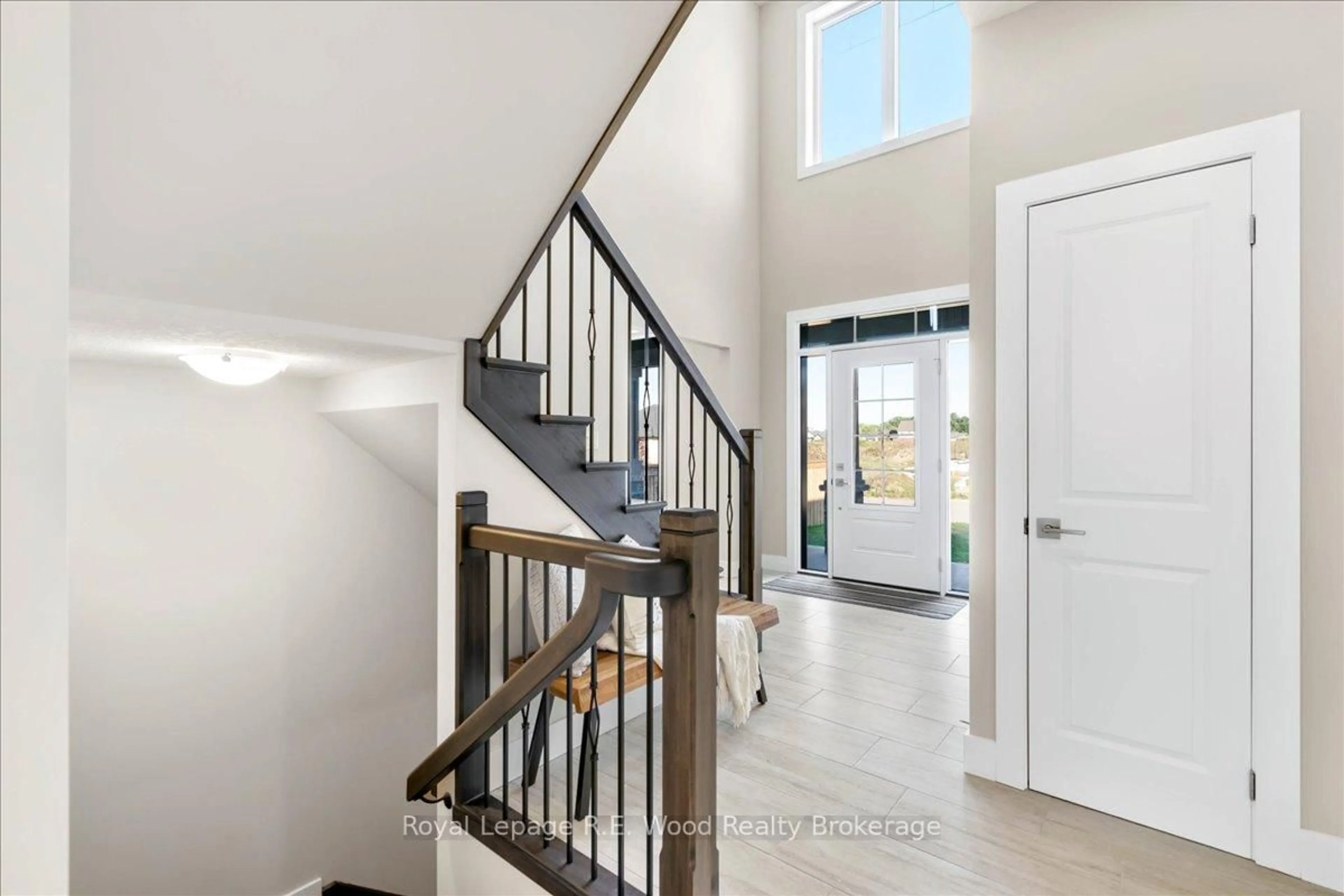 Indoor entryway for 61 Sunview Dr, Norwich Ontario N0J 1P0