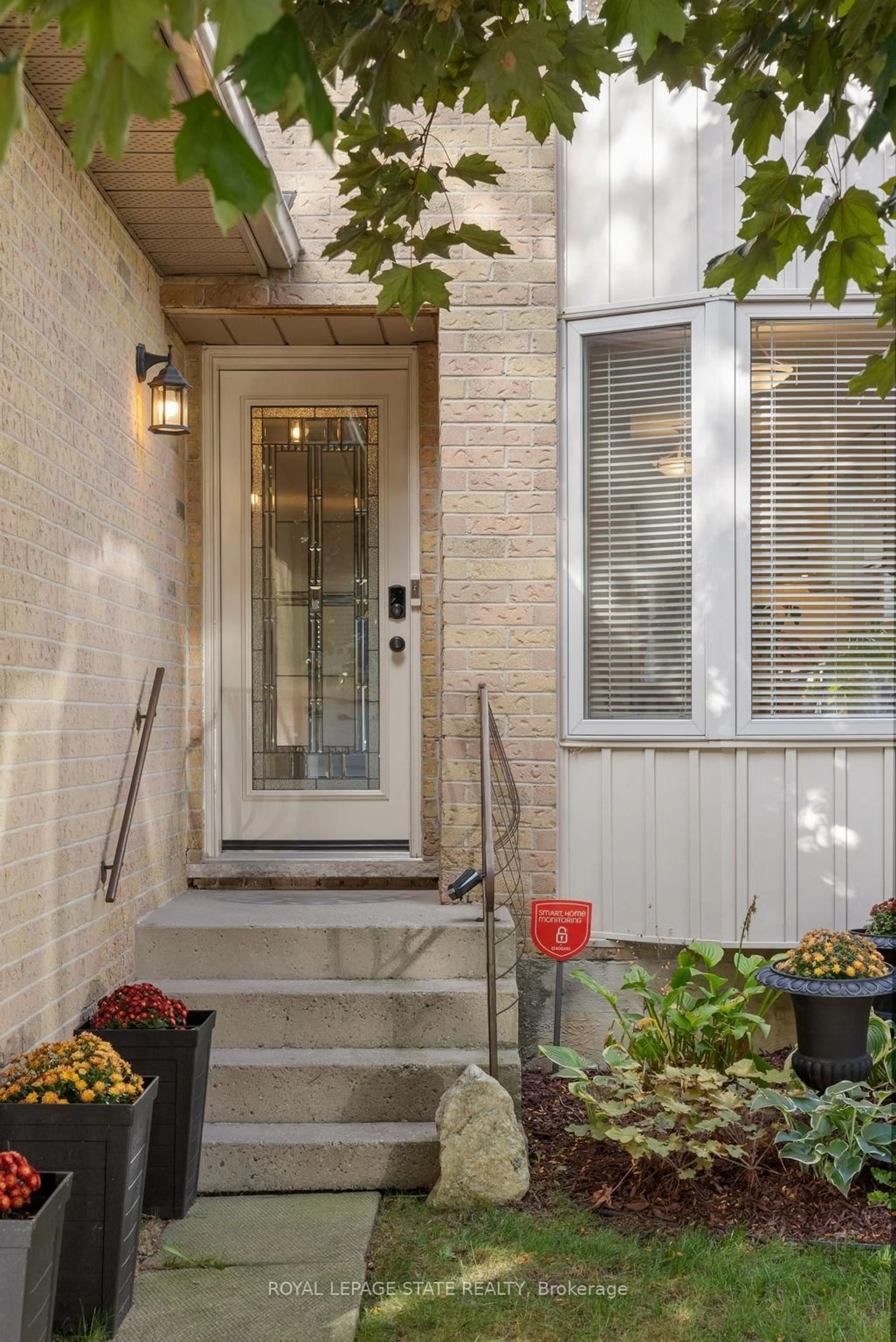 Indoor entryway for 126 Charing Dr, Hamilton Ontario L8W 3A9