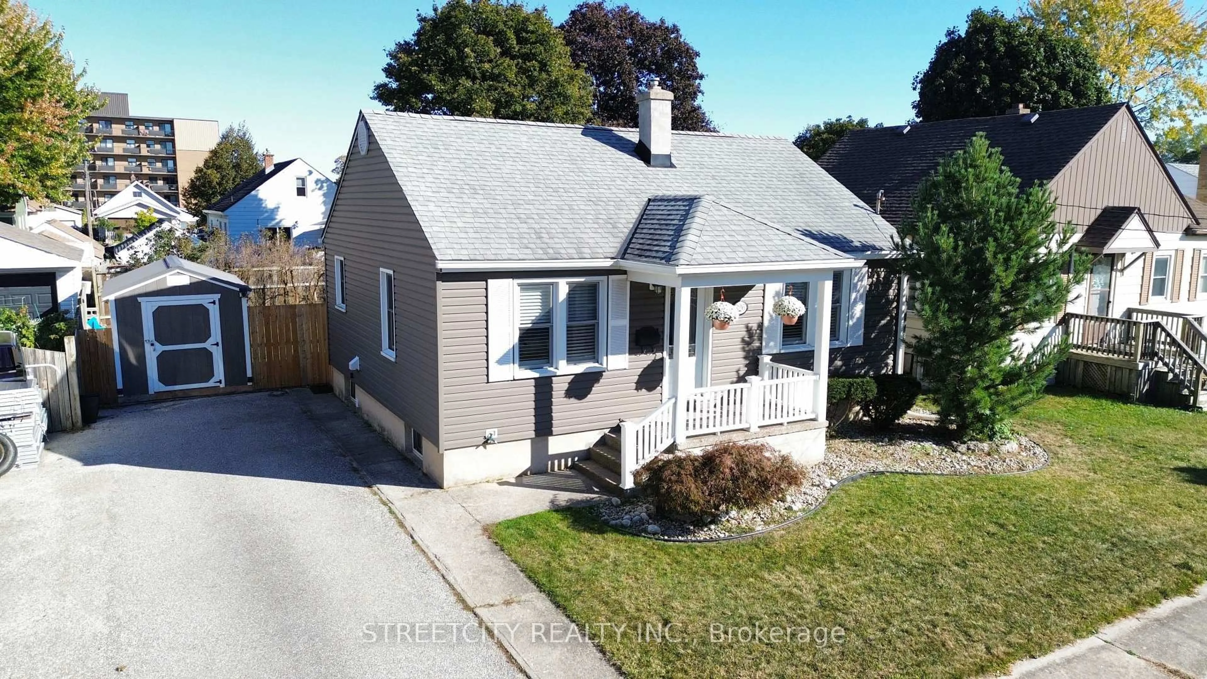 A pic from outside/outdoor area/front of a property/back of a property/a pic from drone, street for 326 Cotterbury St, Sarnia Ontario N7T 6M6