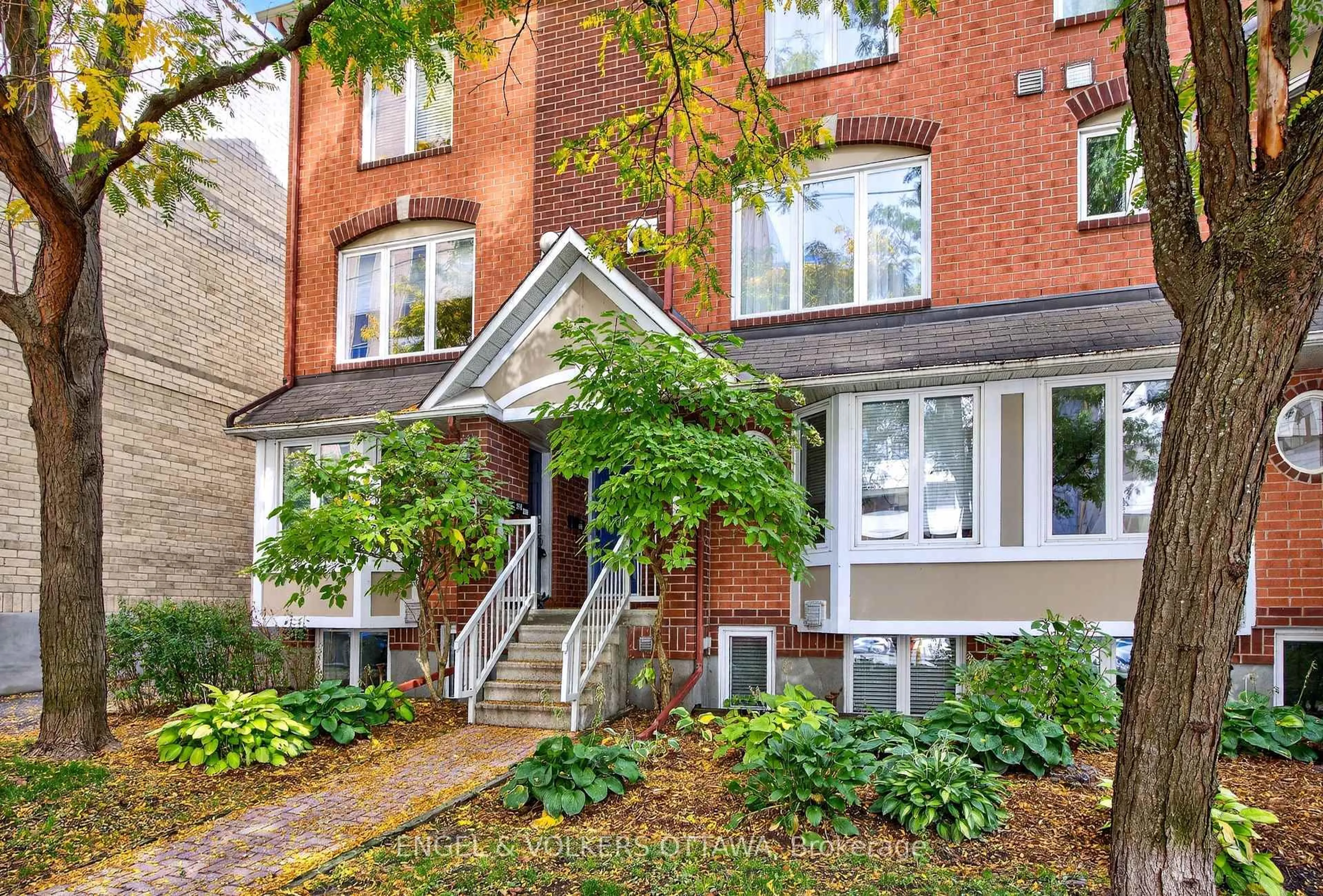 Home with brick exterior material, street for 294 Gloucester St #294, Ottawa Ontario K1R 5E4