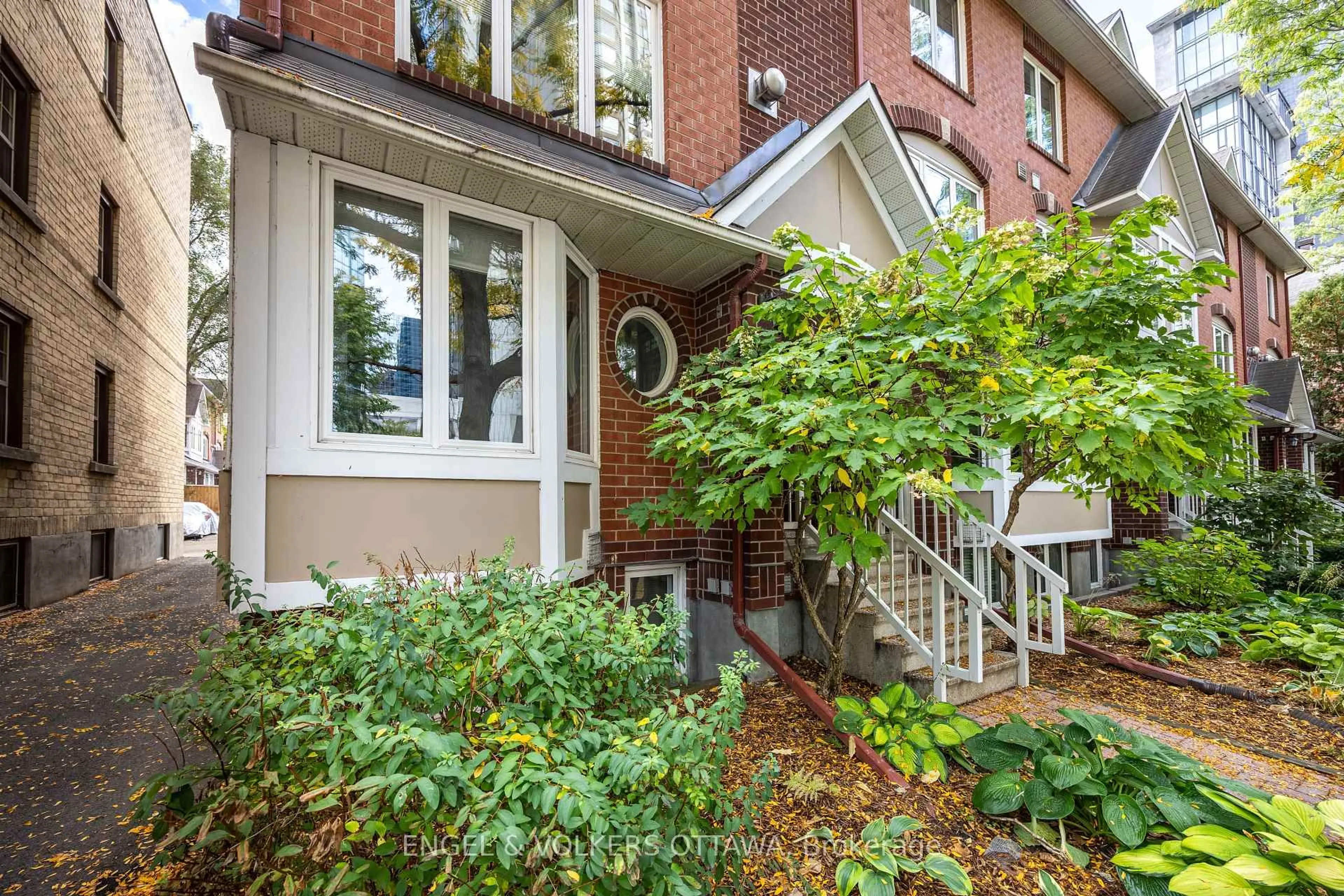 Home with brick exterior material, street for 294 Gloucester St #294, Ottawa Ontario K1R 5E4