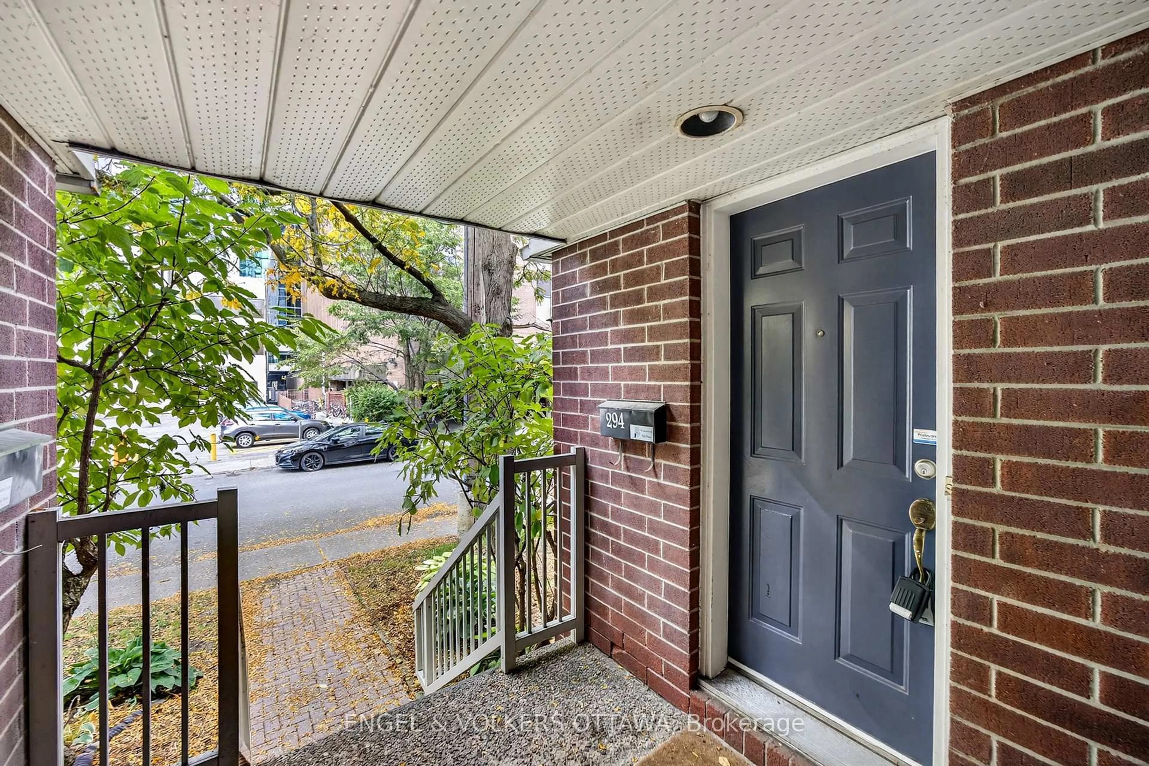Indoor entryway for 294 Gloucester St #294, Ottawa Ontario K1R 5E4