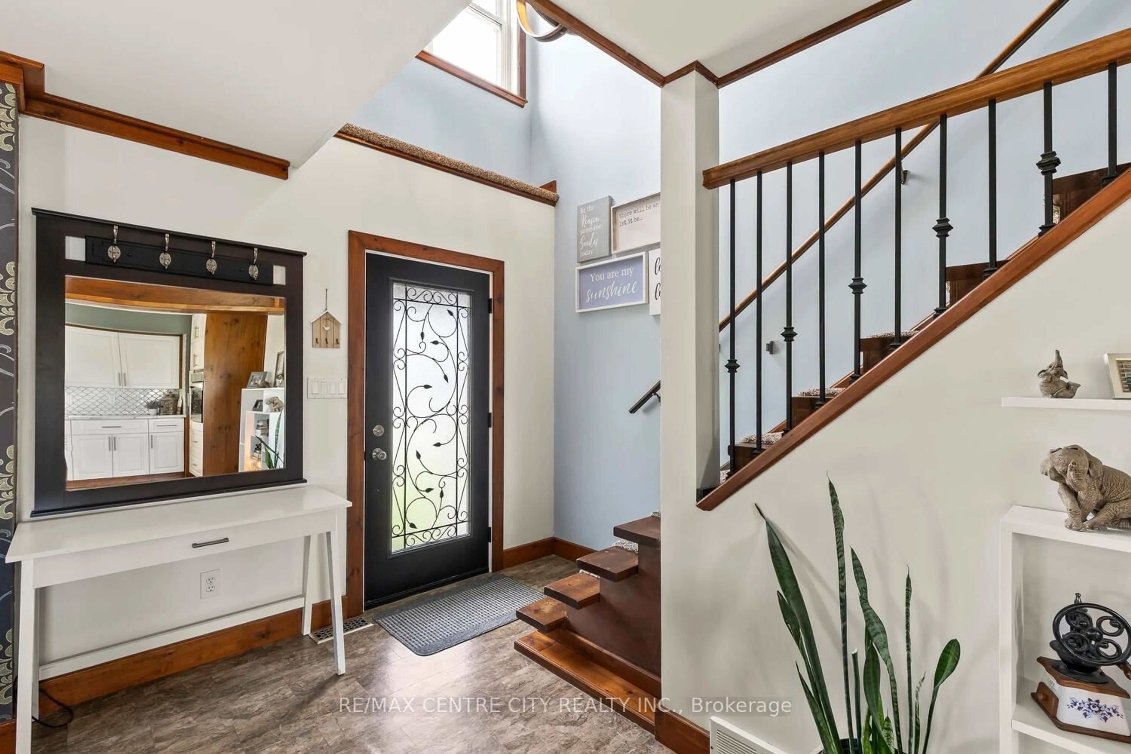 Indoor entryway for 5623 Chriselle Pl, Lucan Biddulph Ontario N0M 2J0