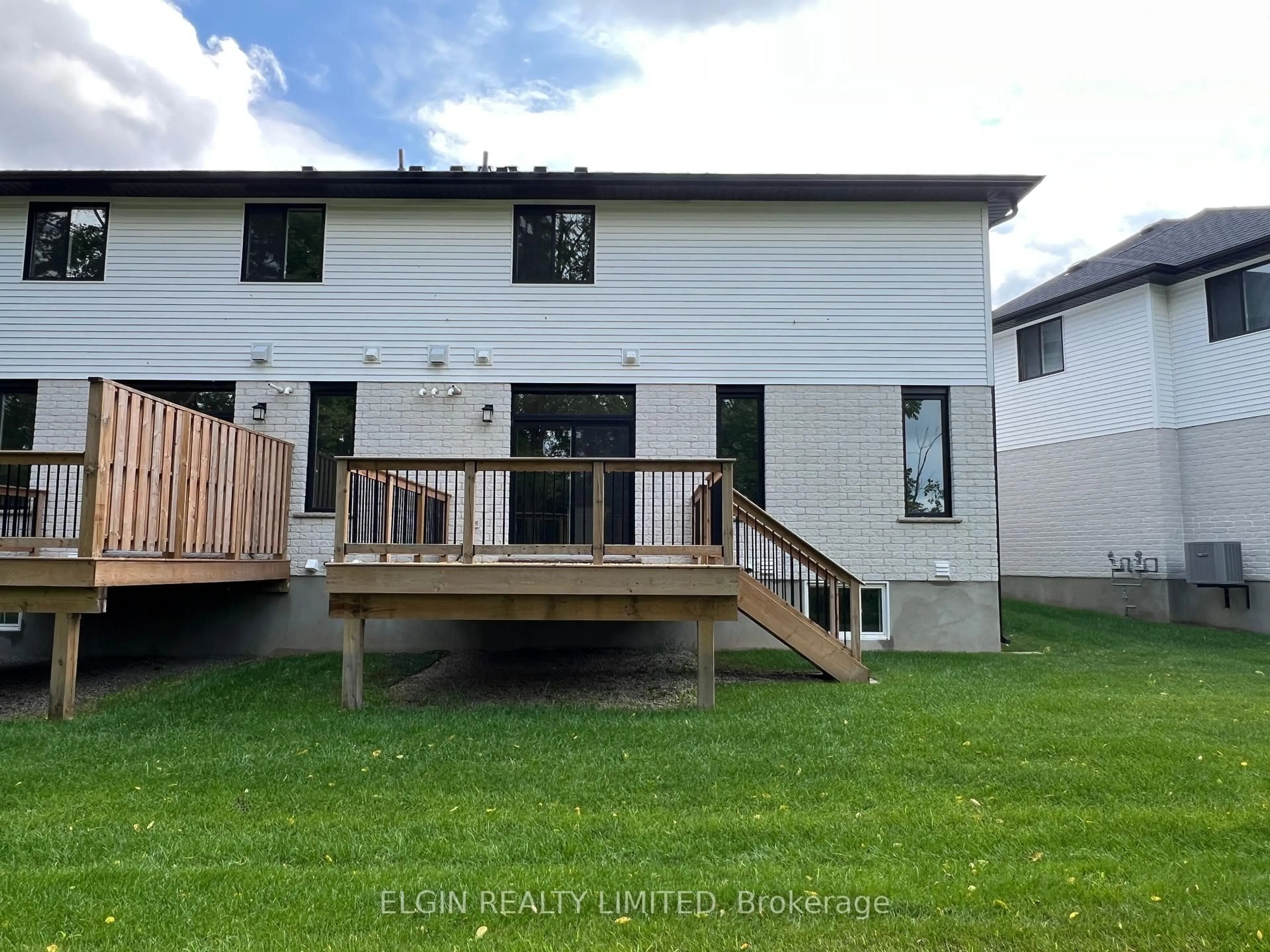 Home with vinyl exterior material, building for 11-49 Royal Dornoch Dr, St. Thomas Ontario N5R 0P4