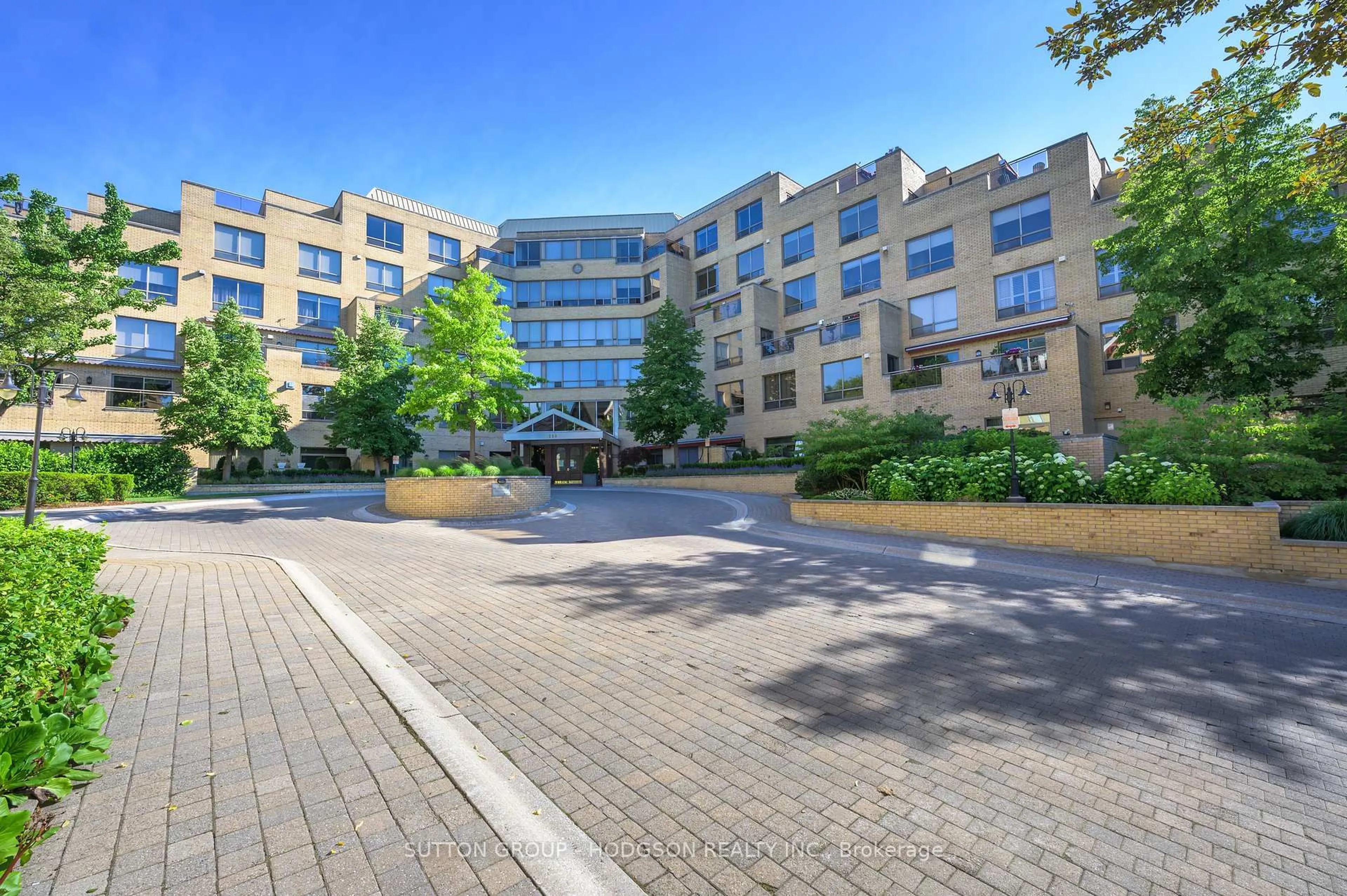 Patio, building for 250 Sydenham St #203, London East Ontario N6A 5S1