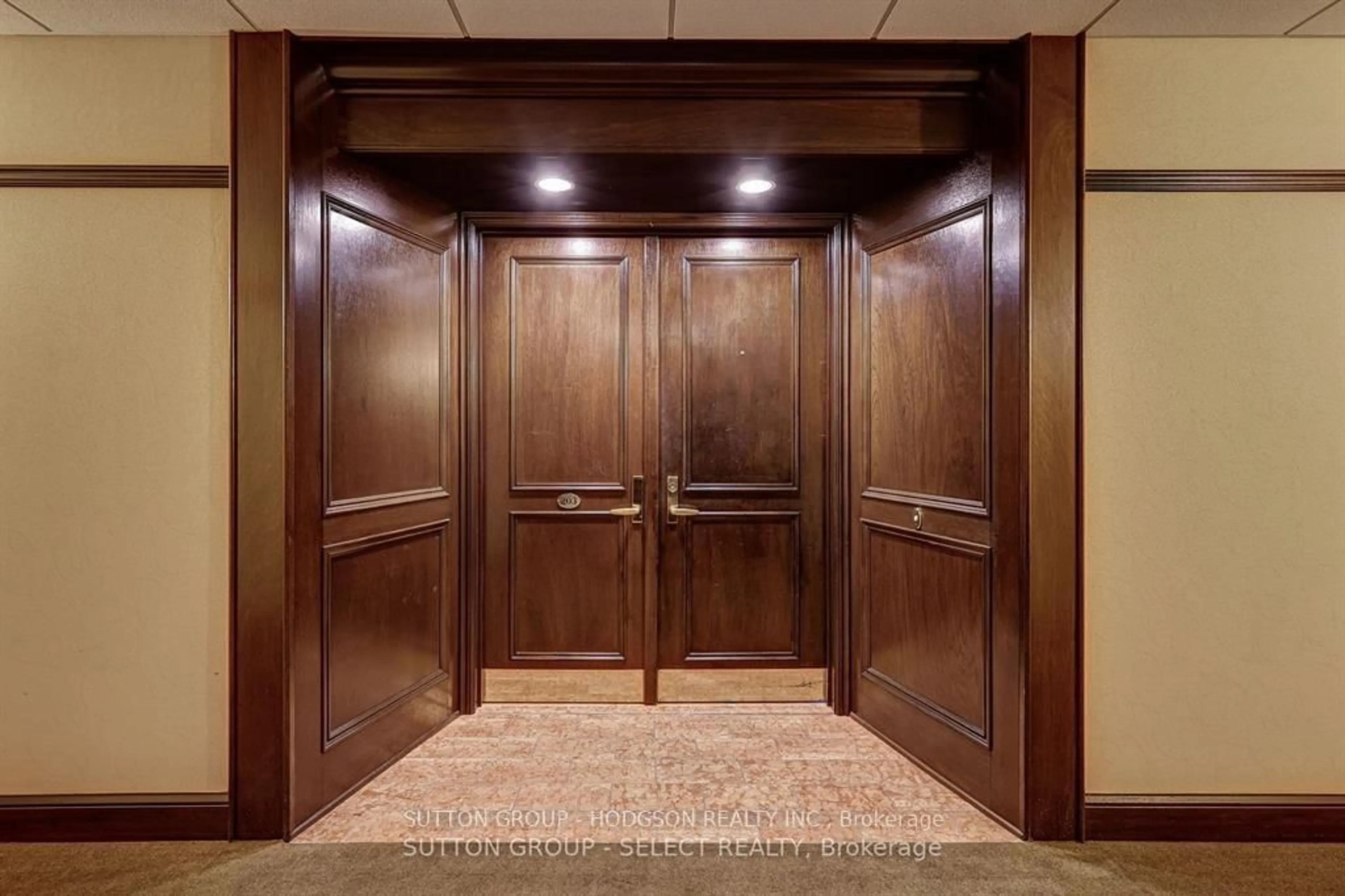 Indoor foyer for 250 Sydenham St #203, London East Ontario N6A 5S1