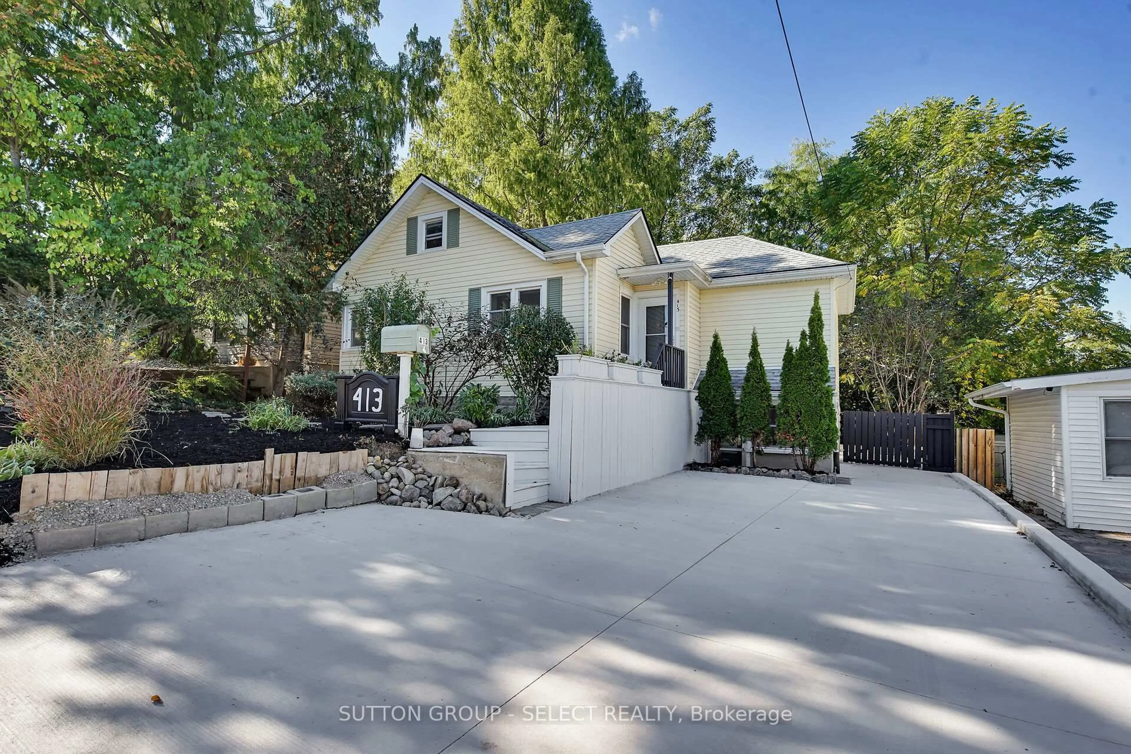 A pic from outside/outdoor area/front of a property/back of a property/a pic from drone, street for 413 Old Wonderland Rd, London South Ontario N6K 3R1