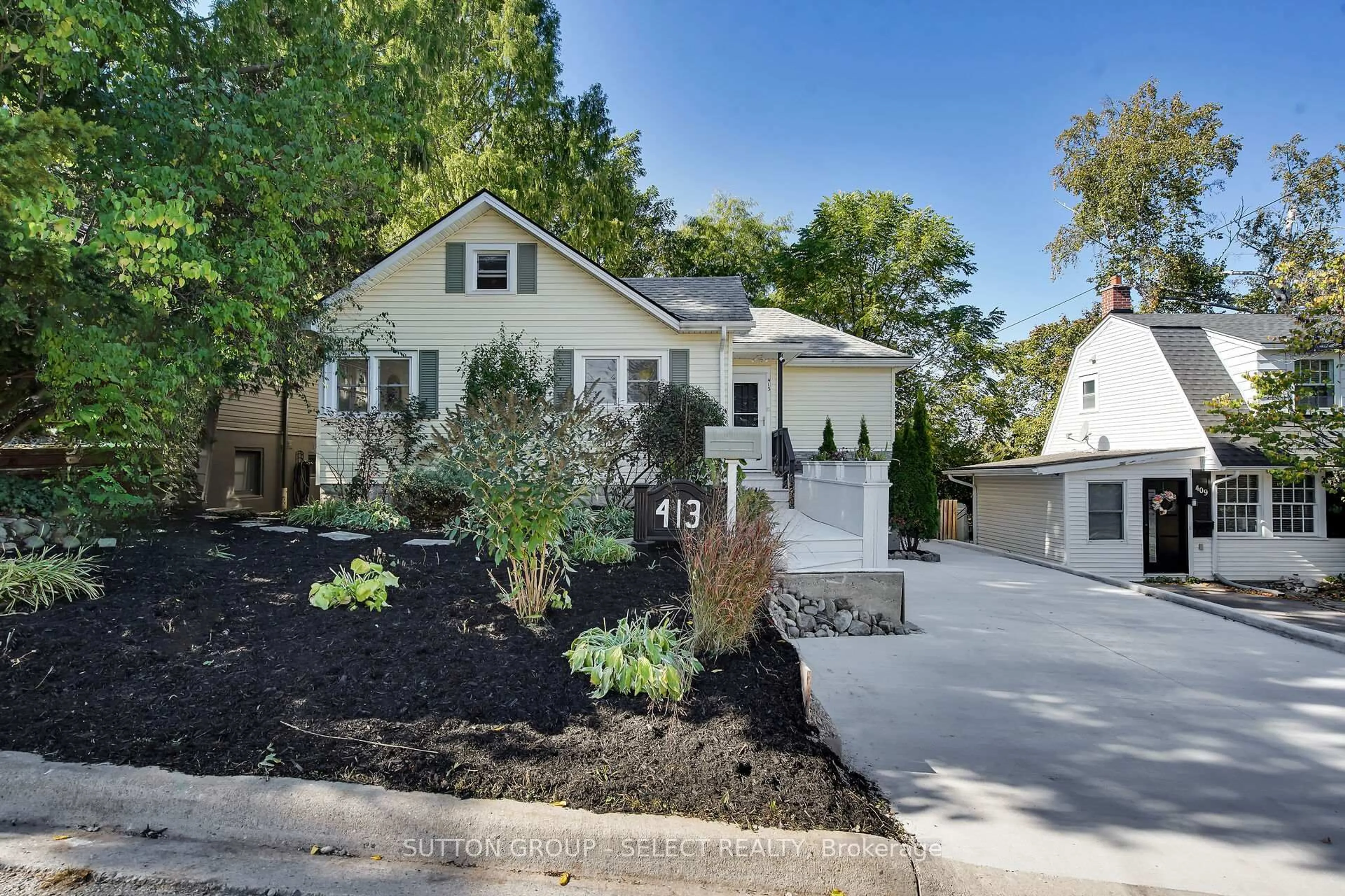Home with vinyl exterior material, street for 413 Old Wonderland Rd, London South Ontario N6K 3R1