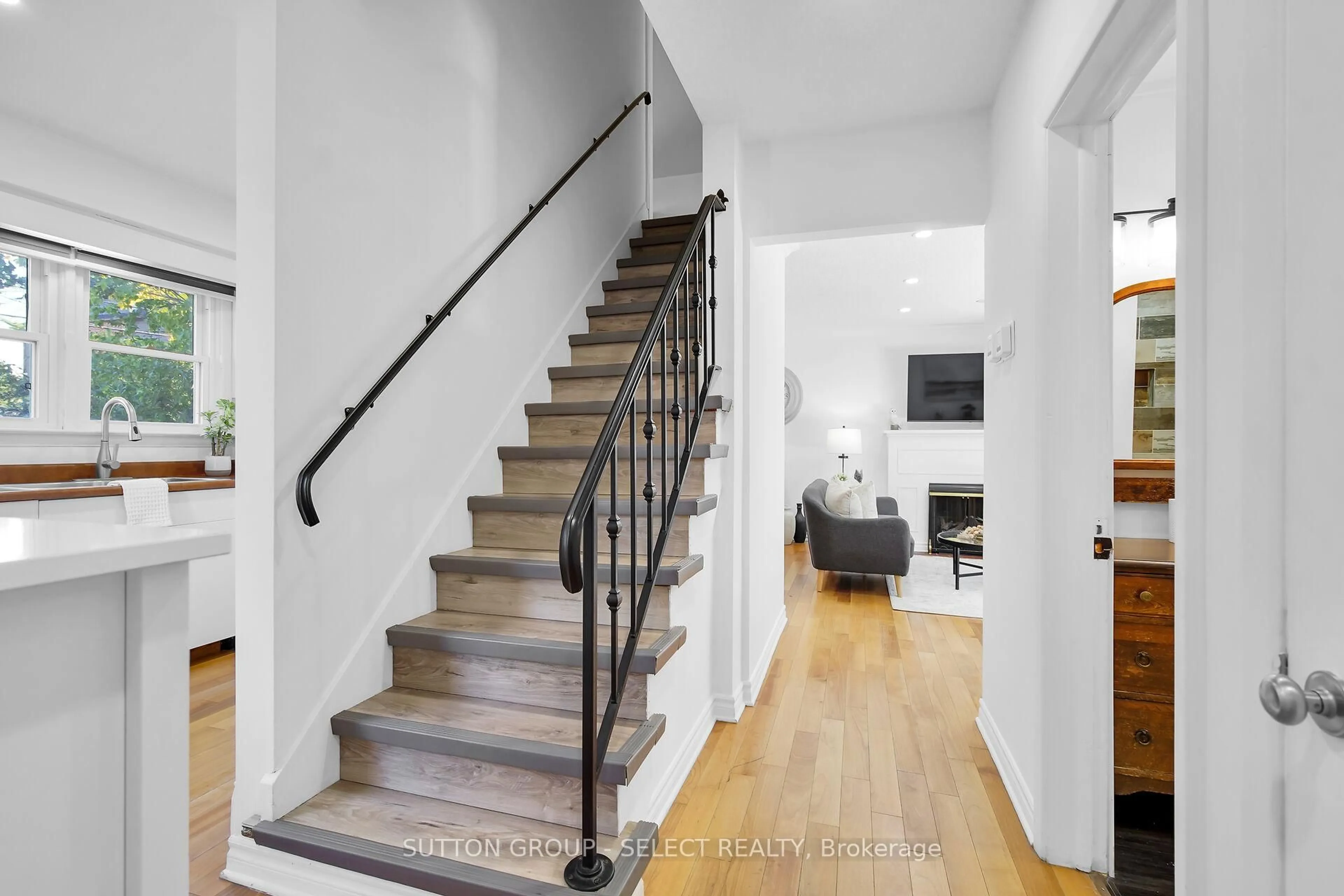 Stairs for 413 Old Wonderland Rd, London South Ontario N6K 3R1