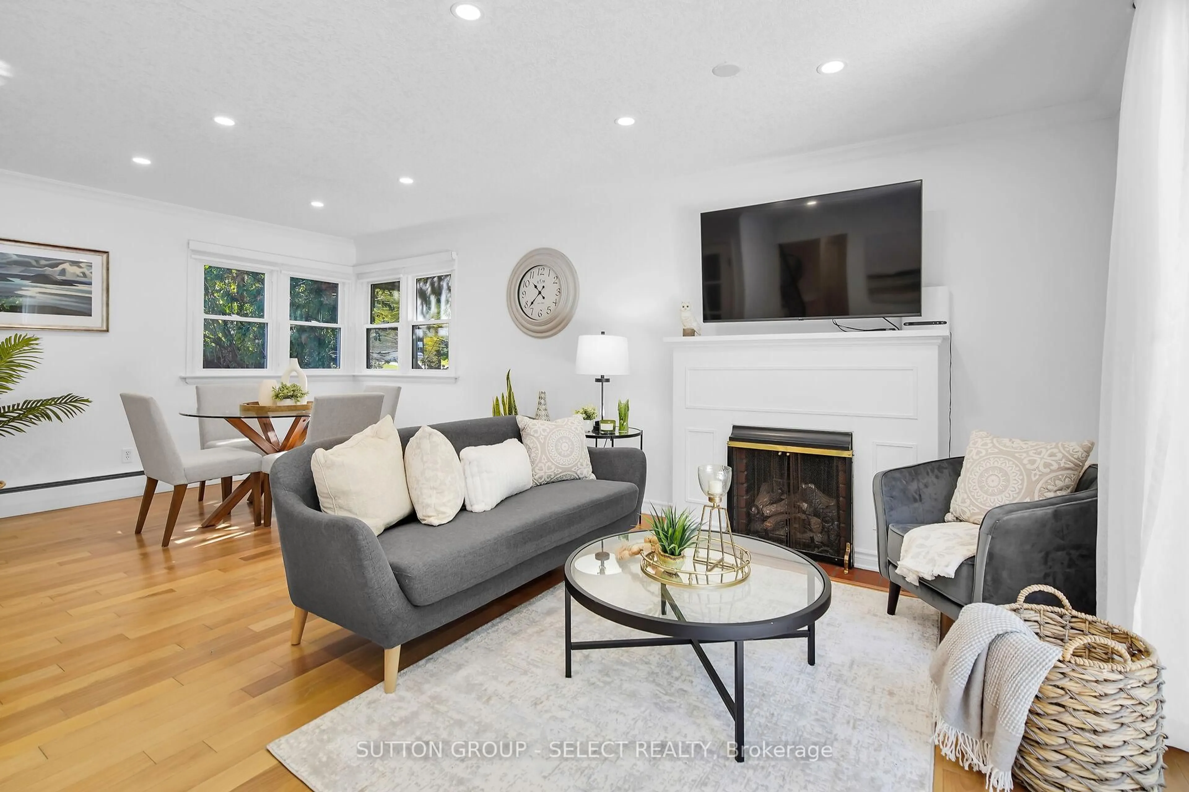 Living room with furniture, unknown for 413 Old Wonderland Rd, London South Ontario N6K 3R1
