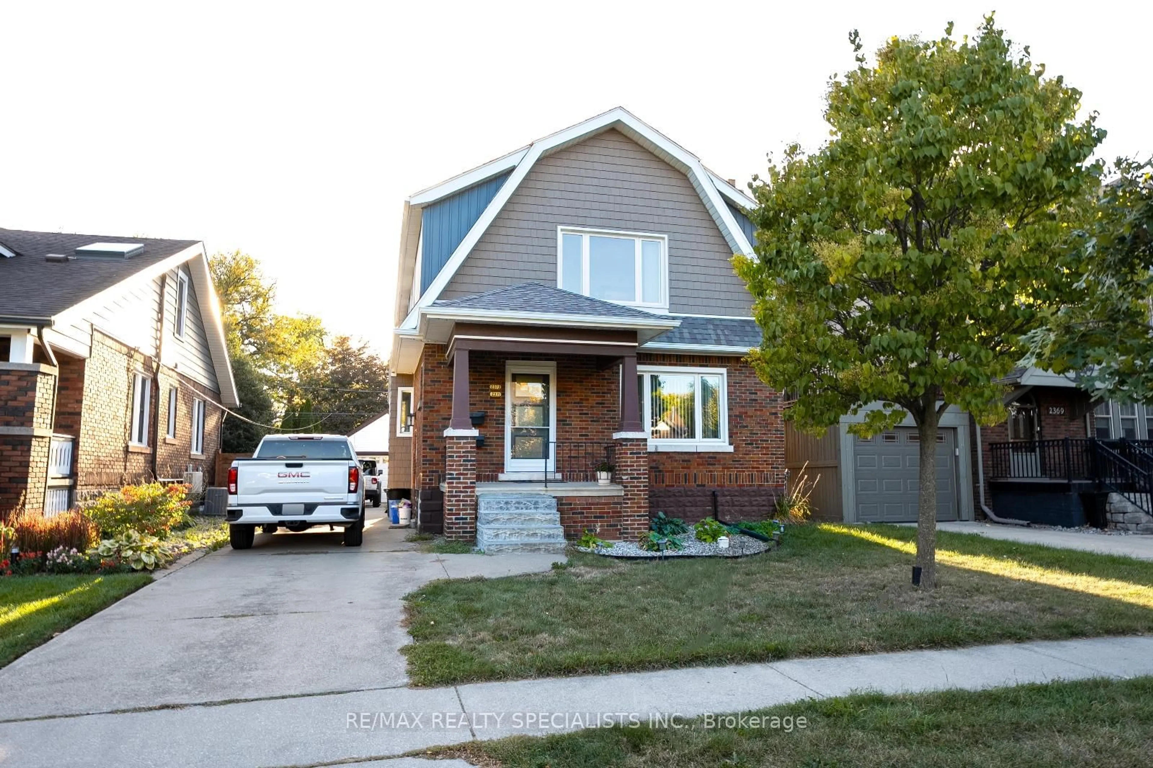 Home with brick exterior material, street for 2371-2373 Lincoln Rd, Windsor Ontario N8W 2R4