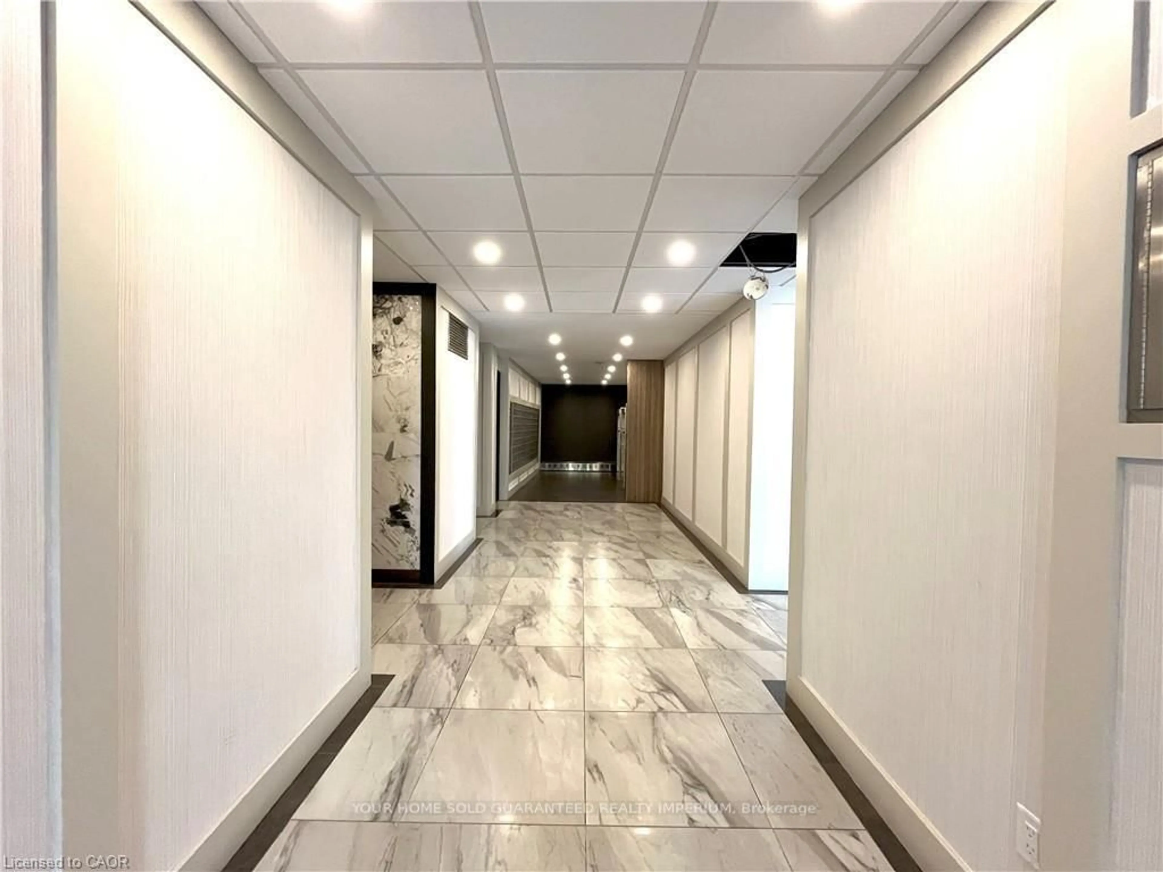 Indoor foyer for 150 Charlton Ave #1406, Hamilton Ontario L8N 3X3