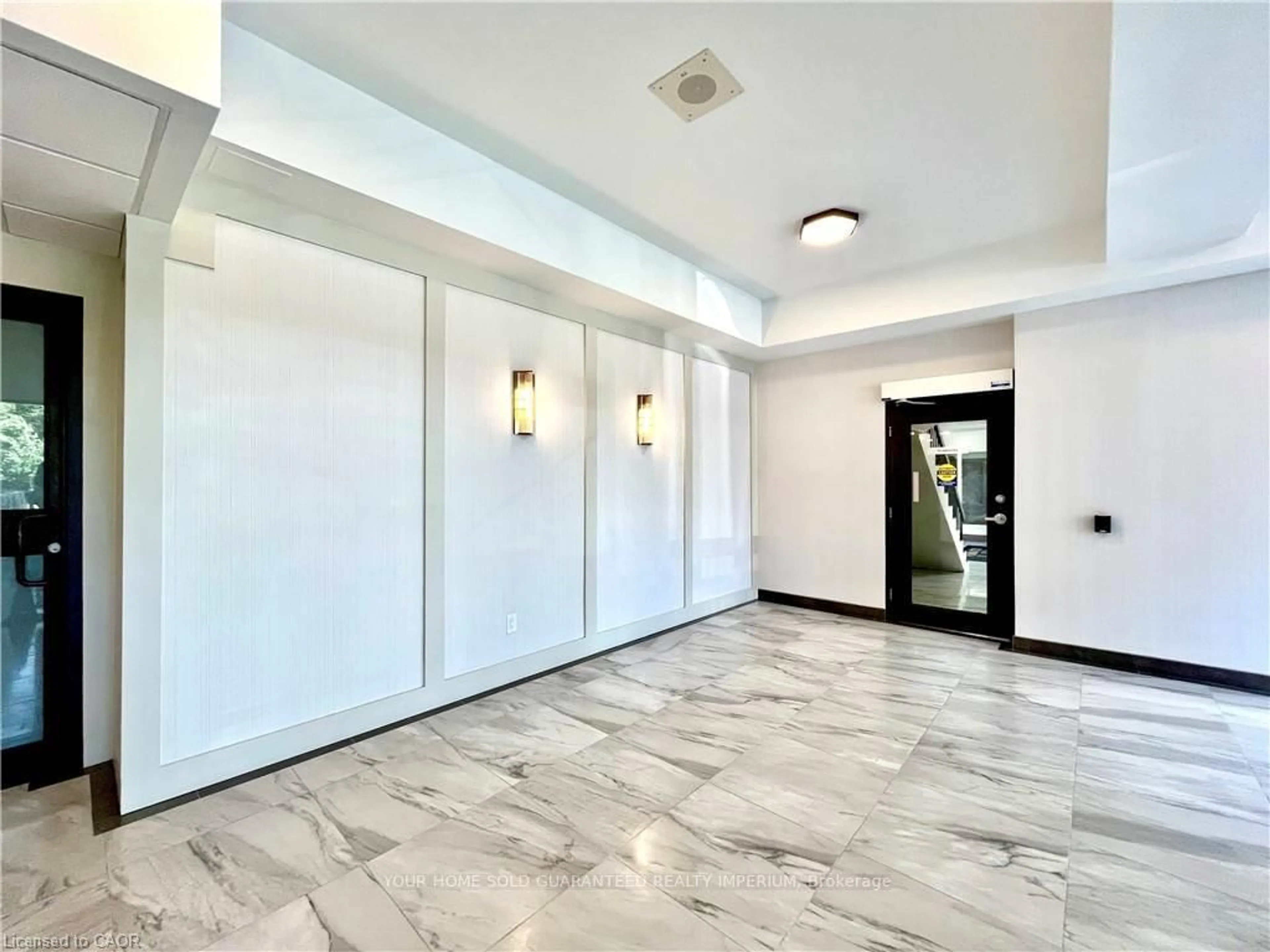 Indoor foyer for 150 Charlton Ave #1406, Hamilton Ontario L8N 3X3