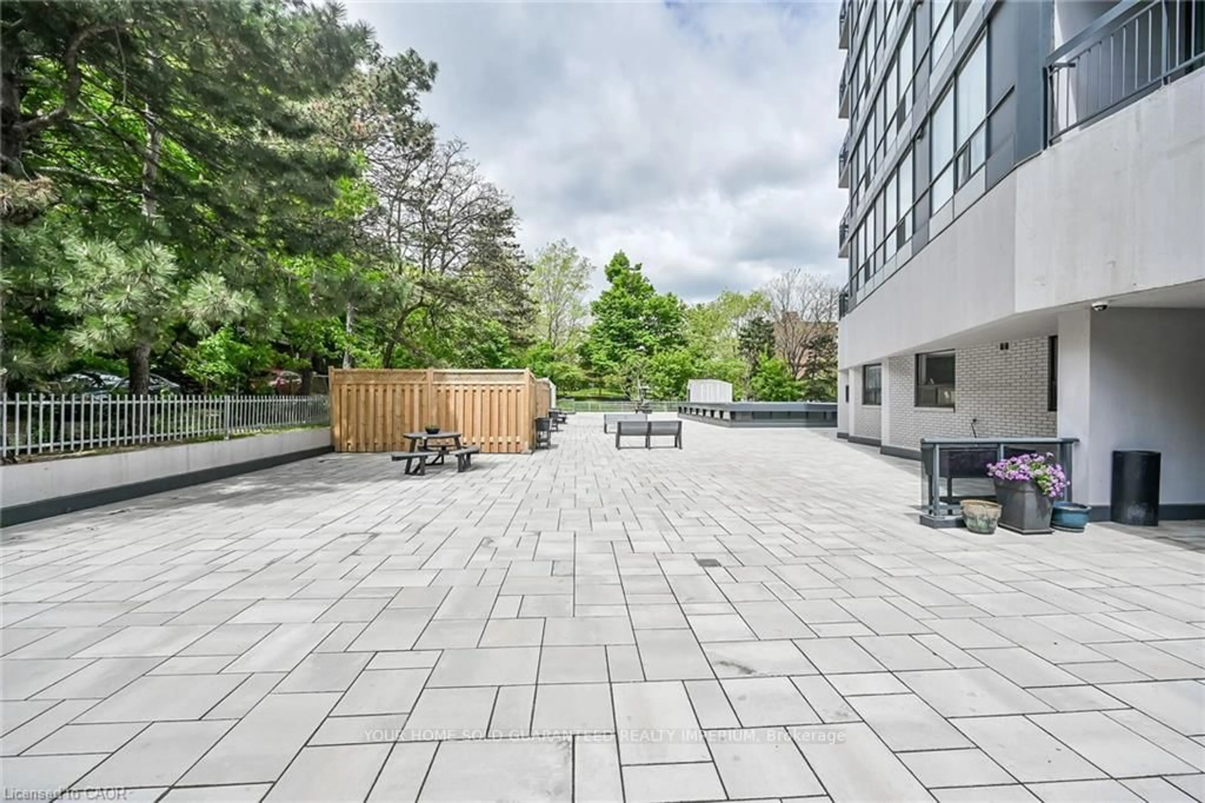 Patio, street for 150 Charlton Ave #1406, Hamilton Ontario L8N 3X3