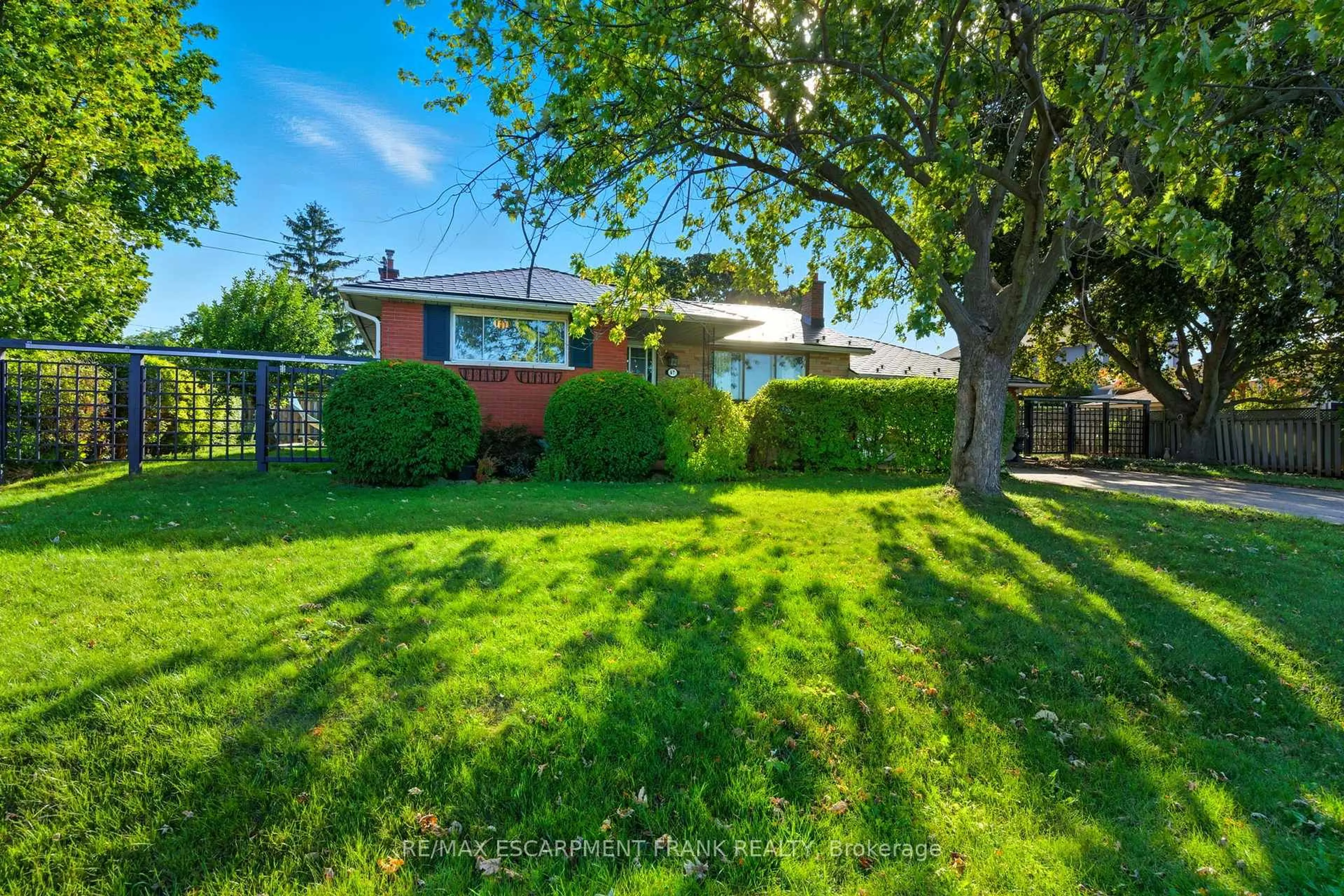 A pic from outside/outdoor area/front of a property/back of a property/a pic from drone, street for 67 Lakeside Dr, Grimsby Ontario L3M 2L3
