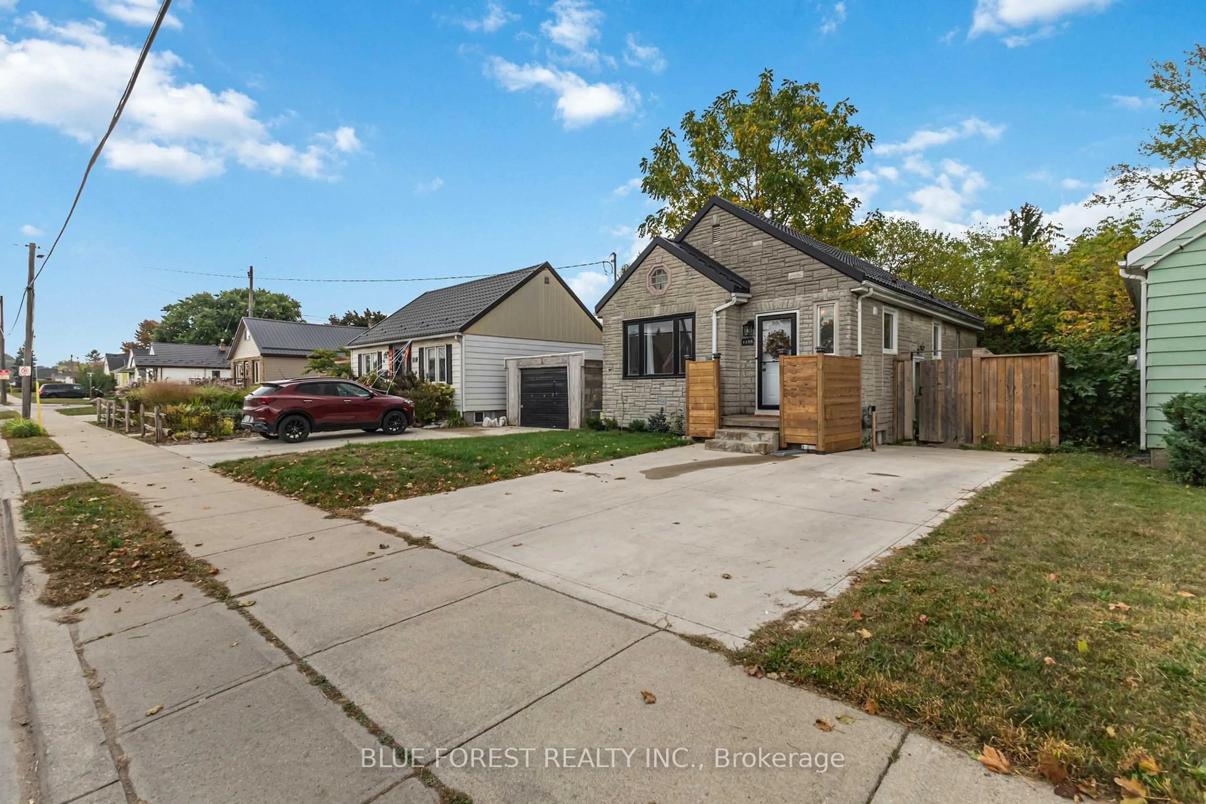 A pic from outside/outdoor area/front of a property/back of a property/a pic from drone, street for 1155 Trafalgar St, London East Ontario N5Z 1H3