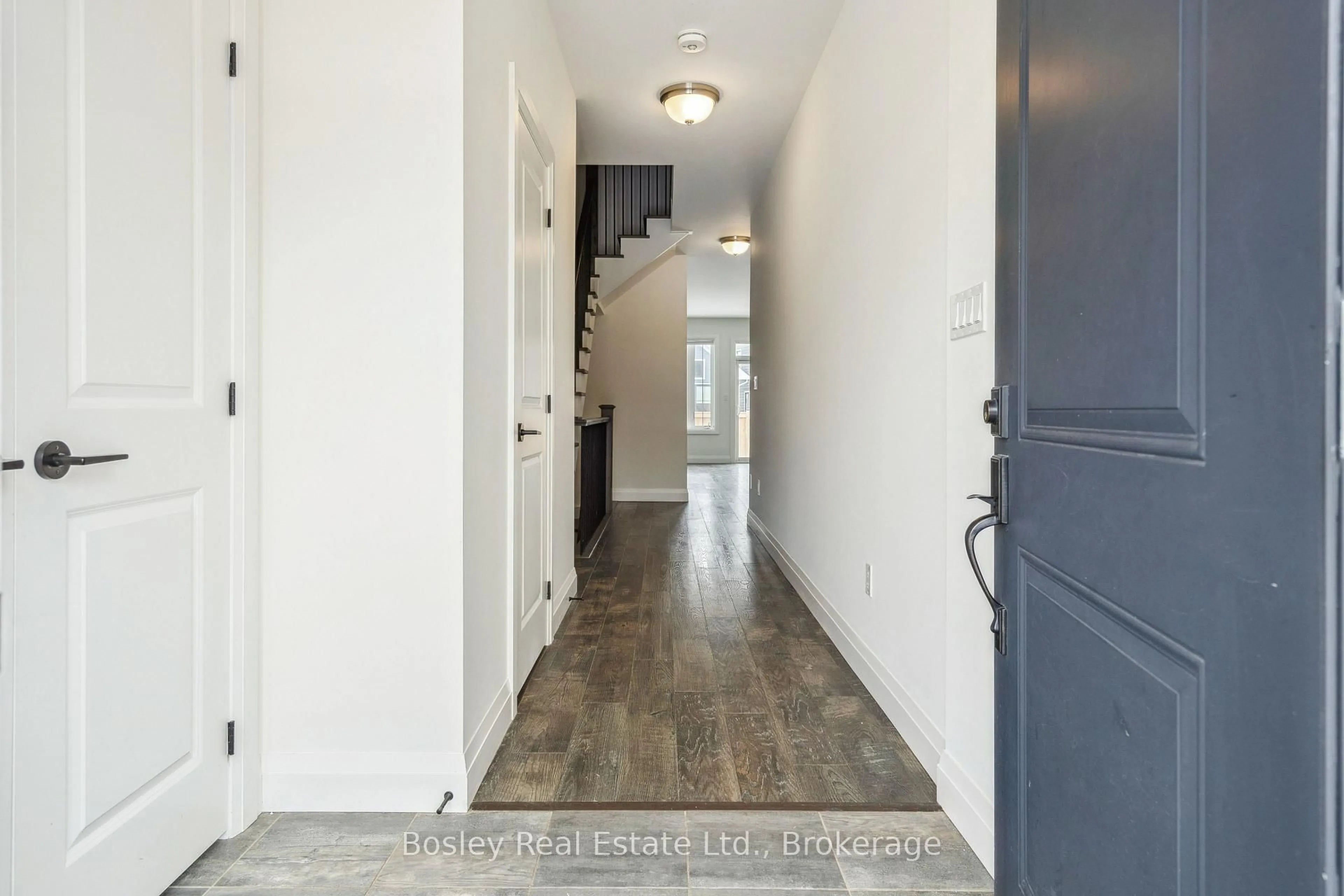Indoor entryway for 213 YELLOW BIRCH Cres, Blue Mountains Ontario L9Y 0R4
