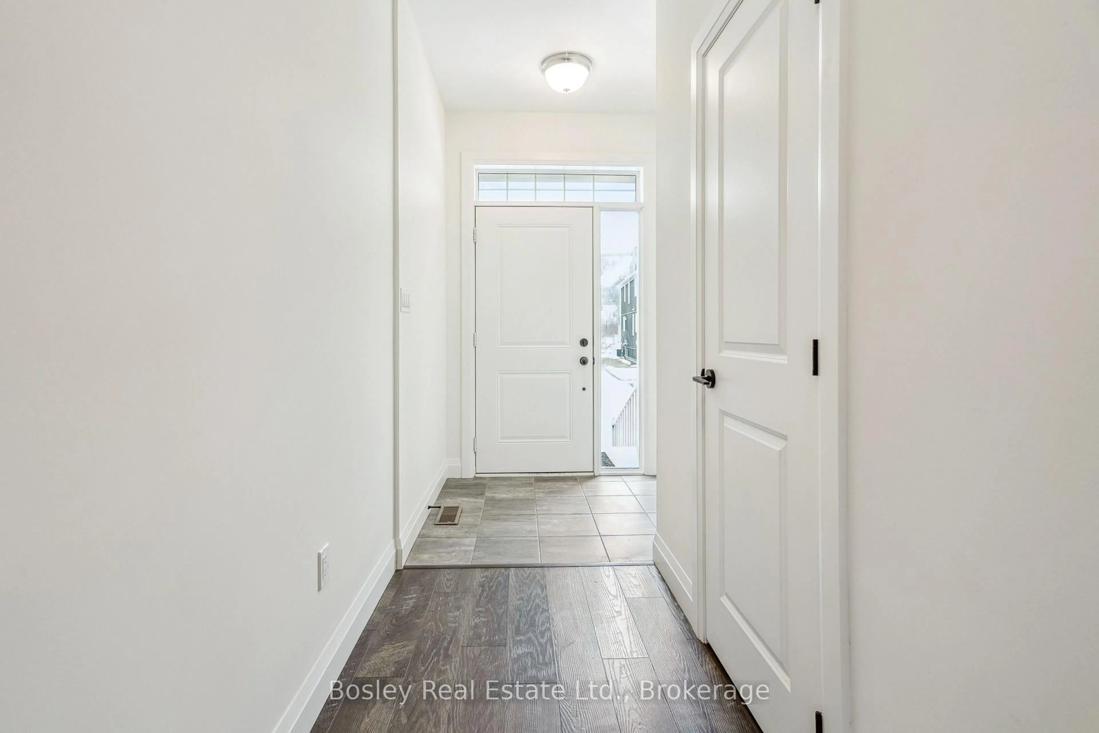 Indoor entryway for 213 YELLOW BIRCH Cres, Blue Mountains Ontario L9Y 0R4