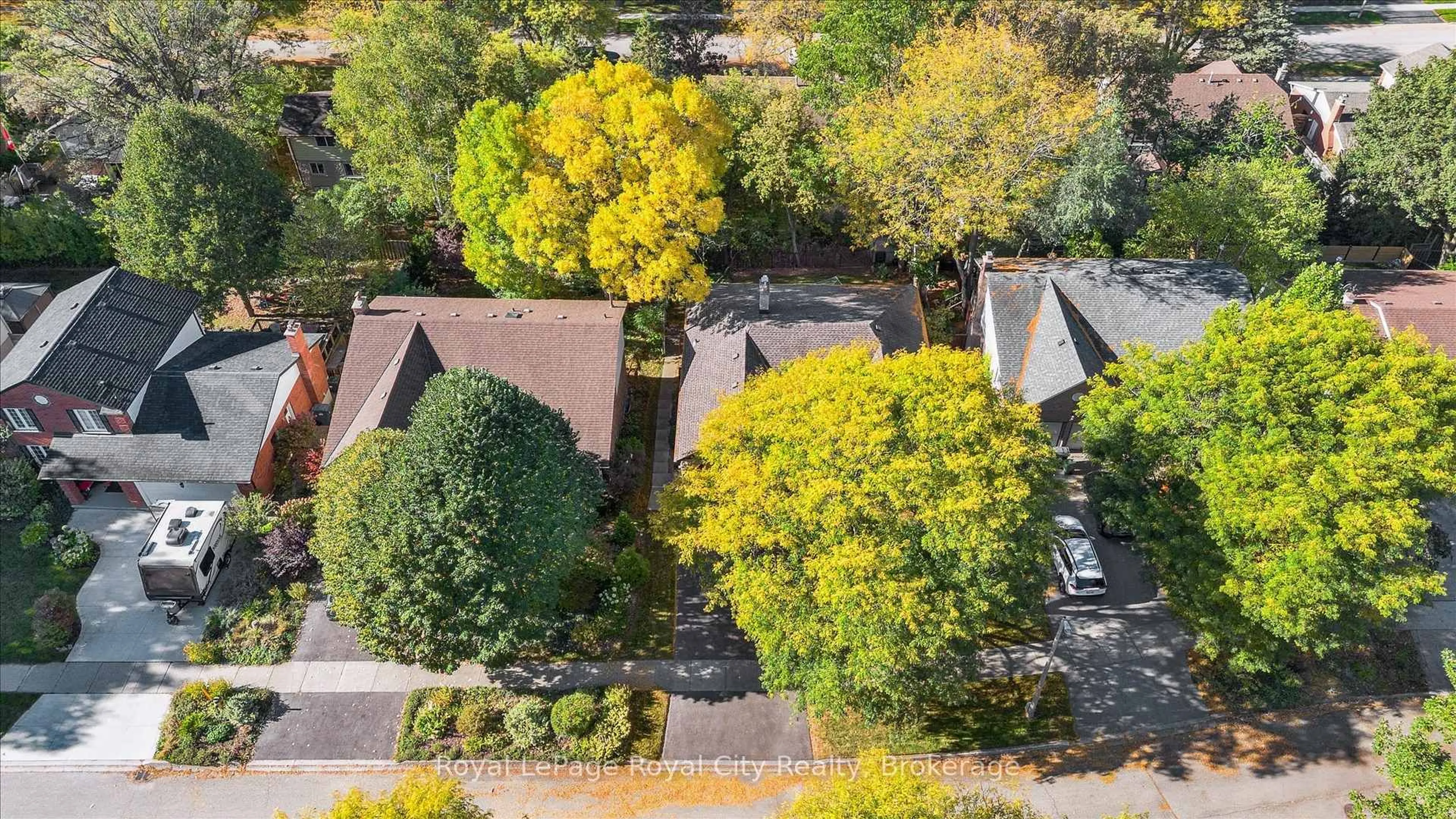 A pic from outside/outdoor area/front of a property/back of a property/a pic from drone, street for 75 Shadybrook Cres, Guelph Ontario N1G 3H6